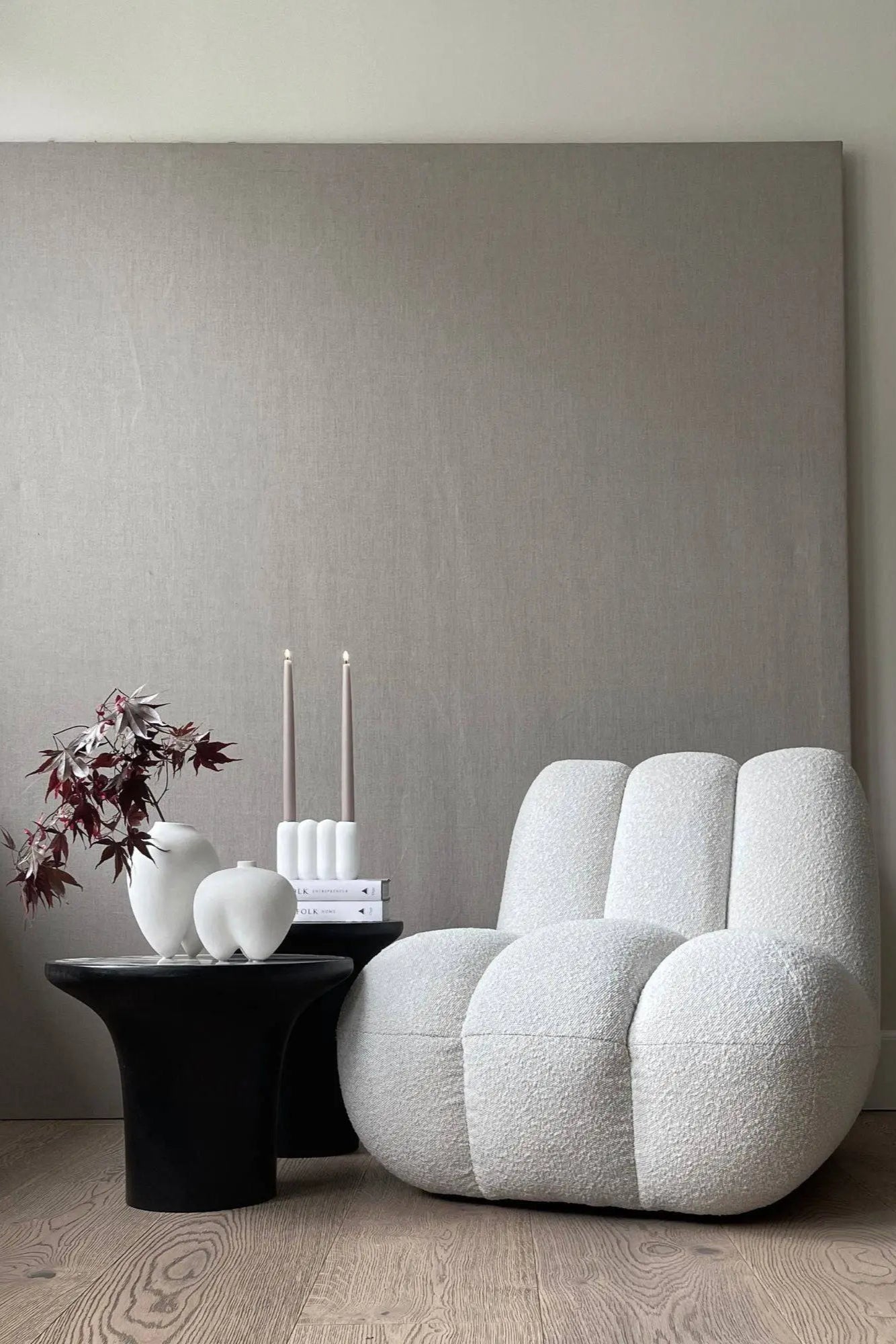 Modern and comfortable toe lounge chair in white for indoor use