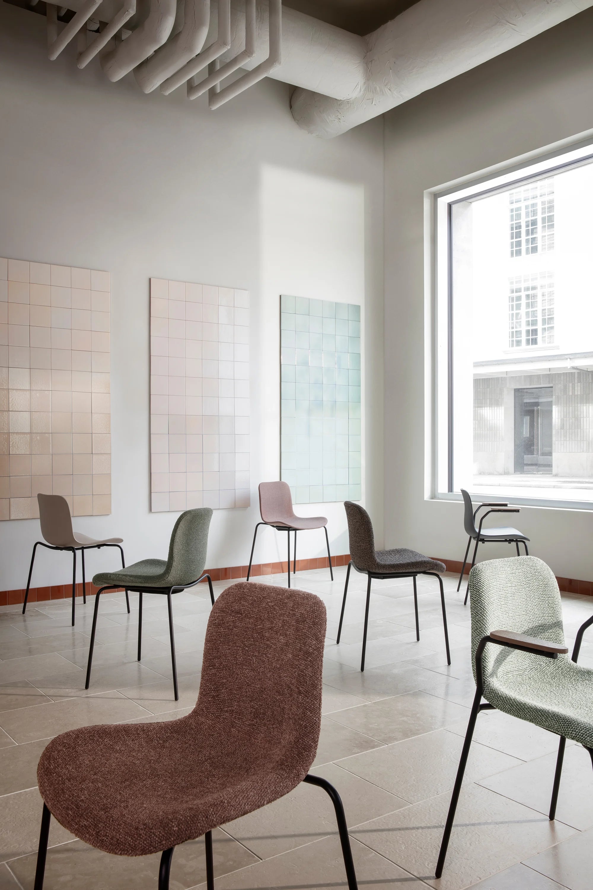 Langue Chair w/ Armrest