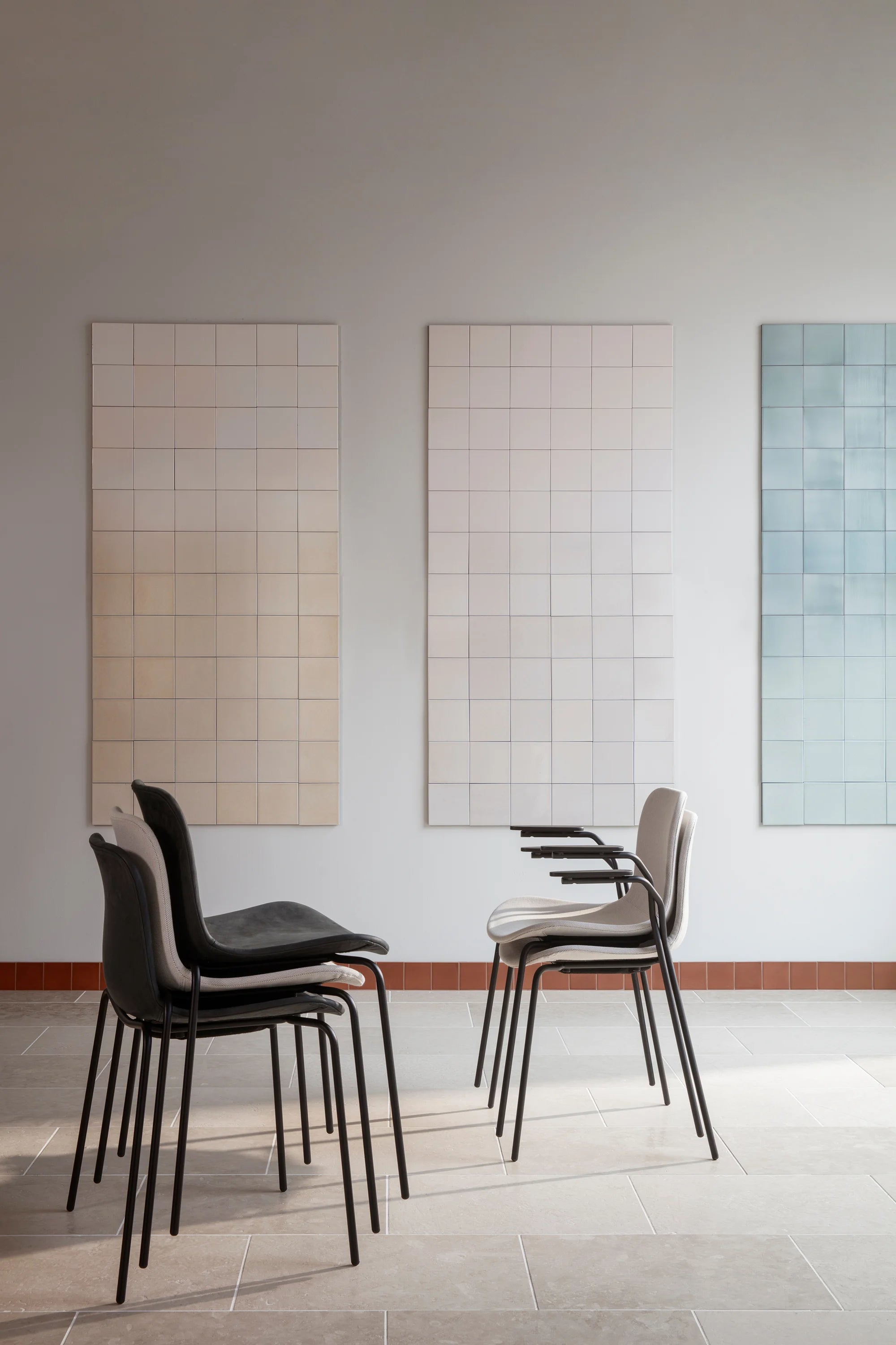 Langue Chair w/ Armrest