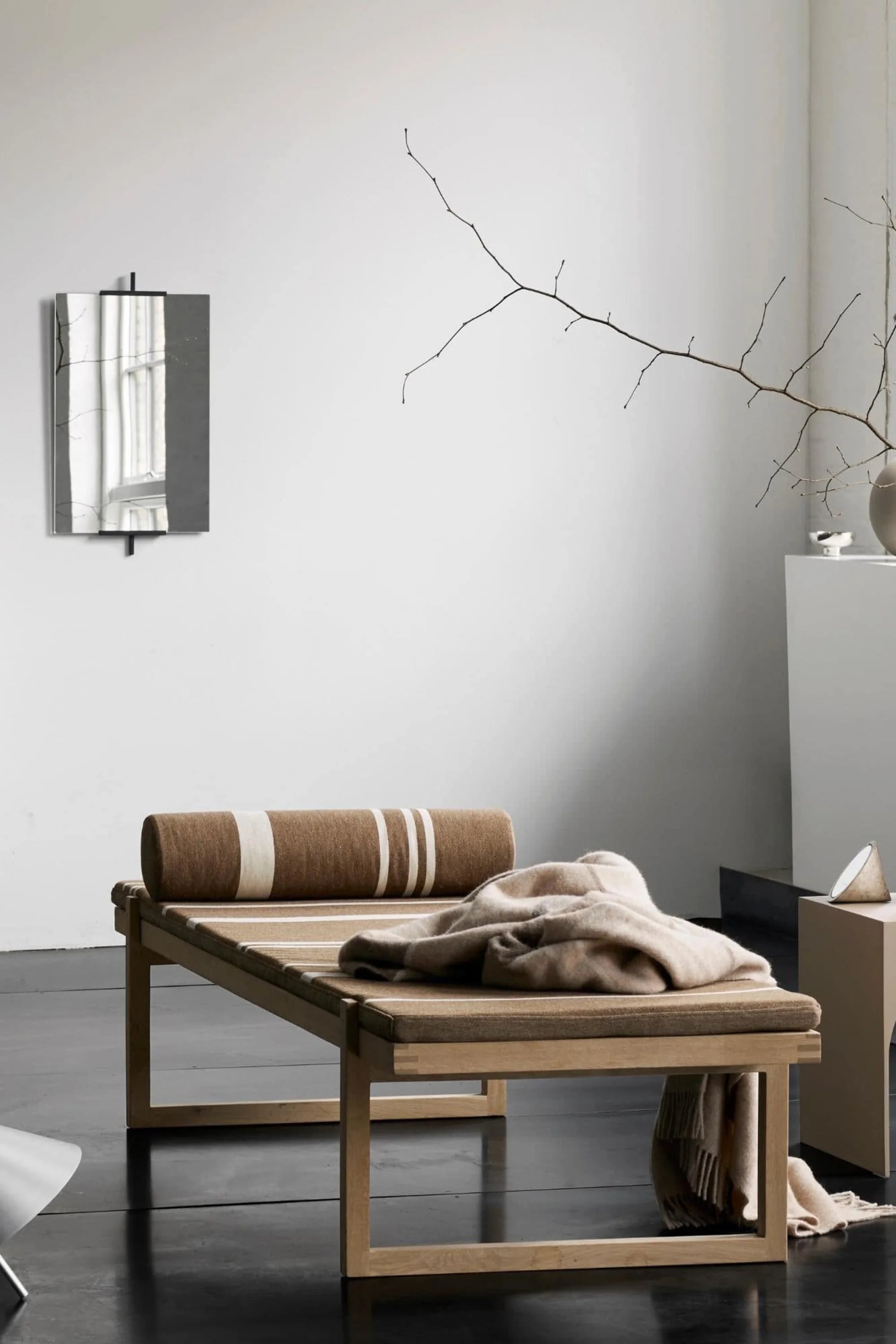 Minimal Daybed - Black & White