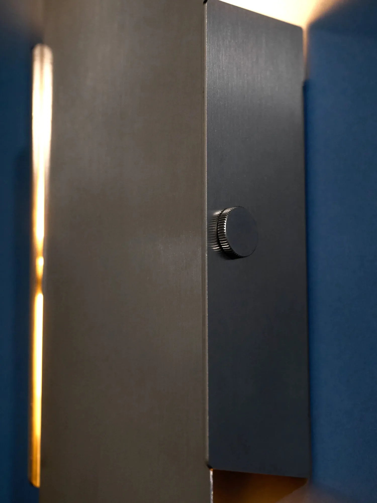 Pivoting Wall Lamp