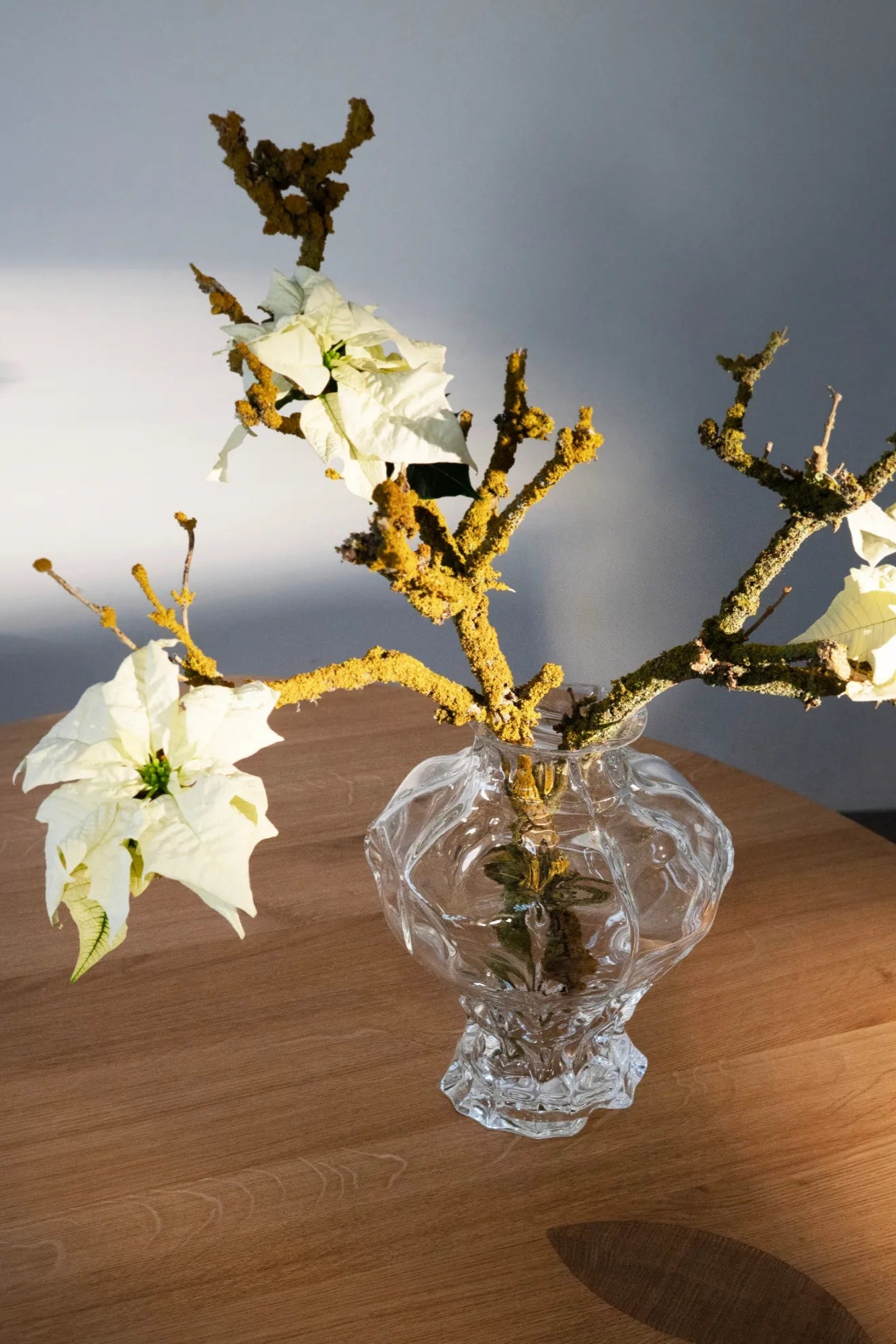 Beautiful handcrafted Ammonit Vase made of delicate glass, perfect for displaying fresh flowers