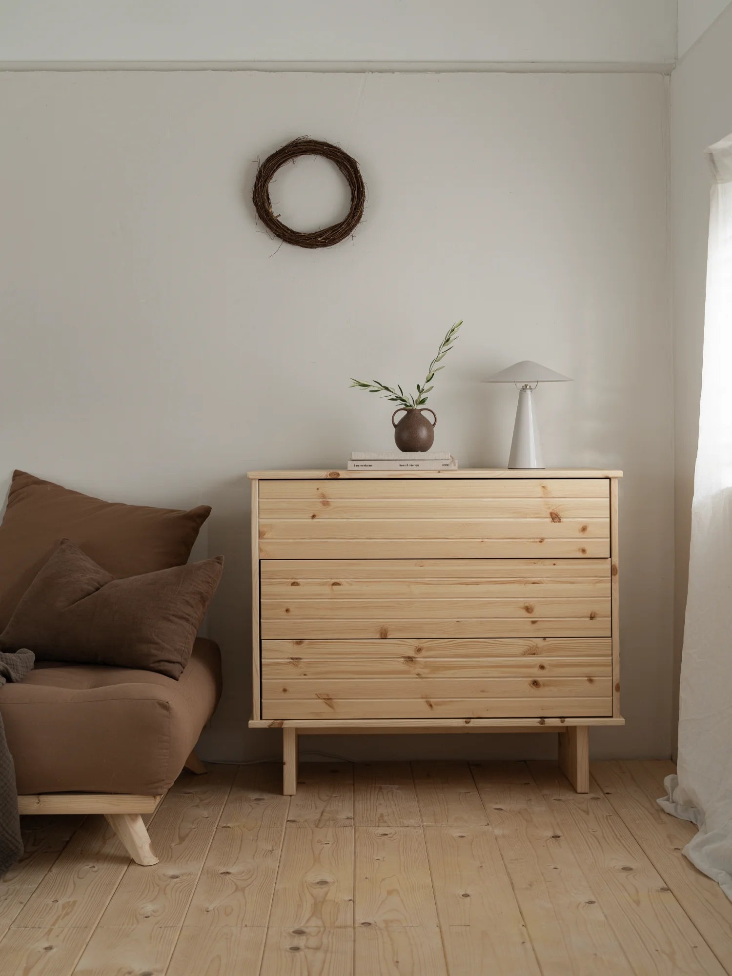 Kommo Dresser