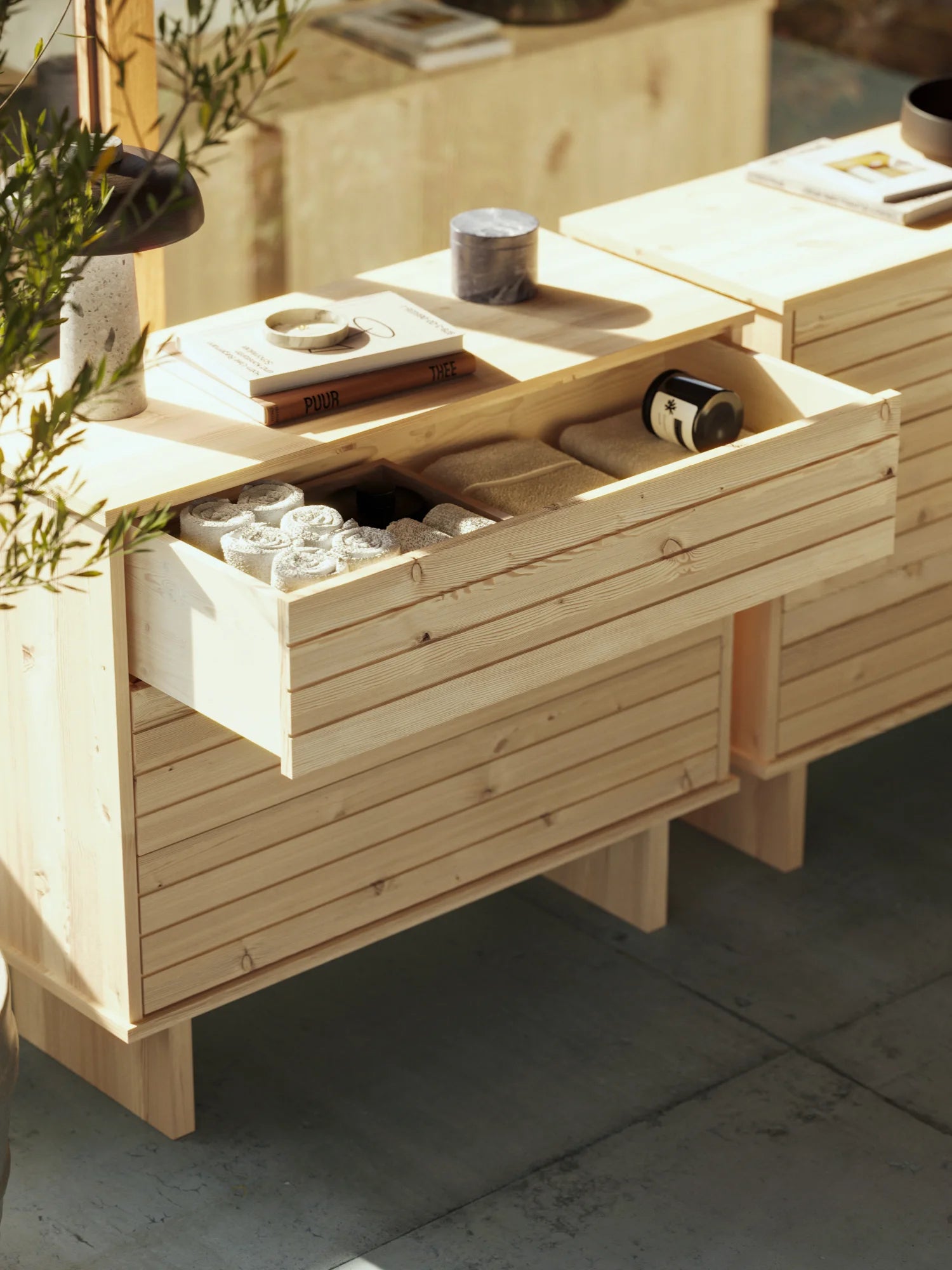 Kommo Dresser