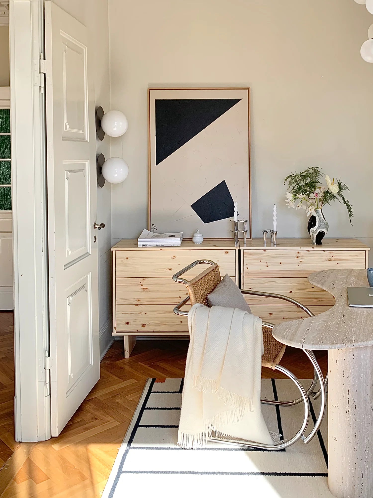 Kommo Dresser