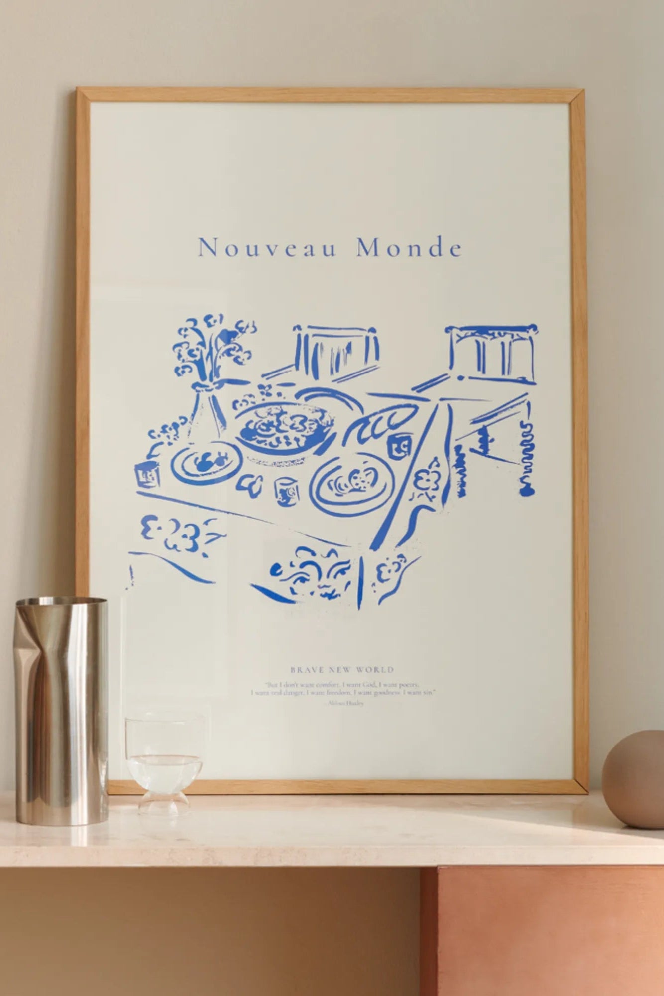 A woman carrying the Nouveau Monde tote bag in elegant black, showcasing its spacious interior and multiple compartments