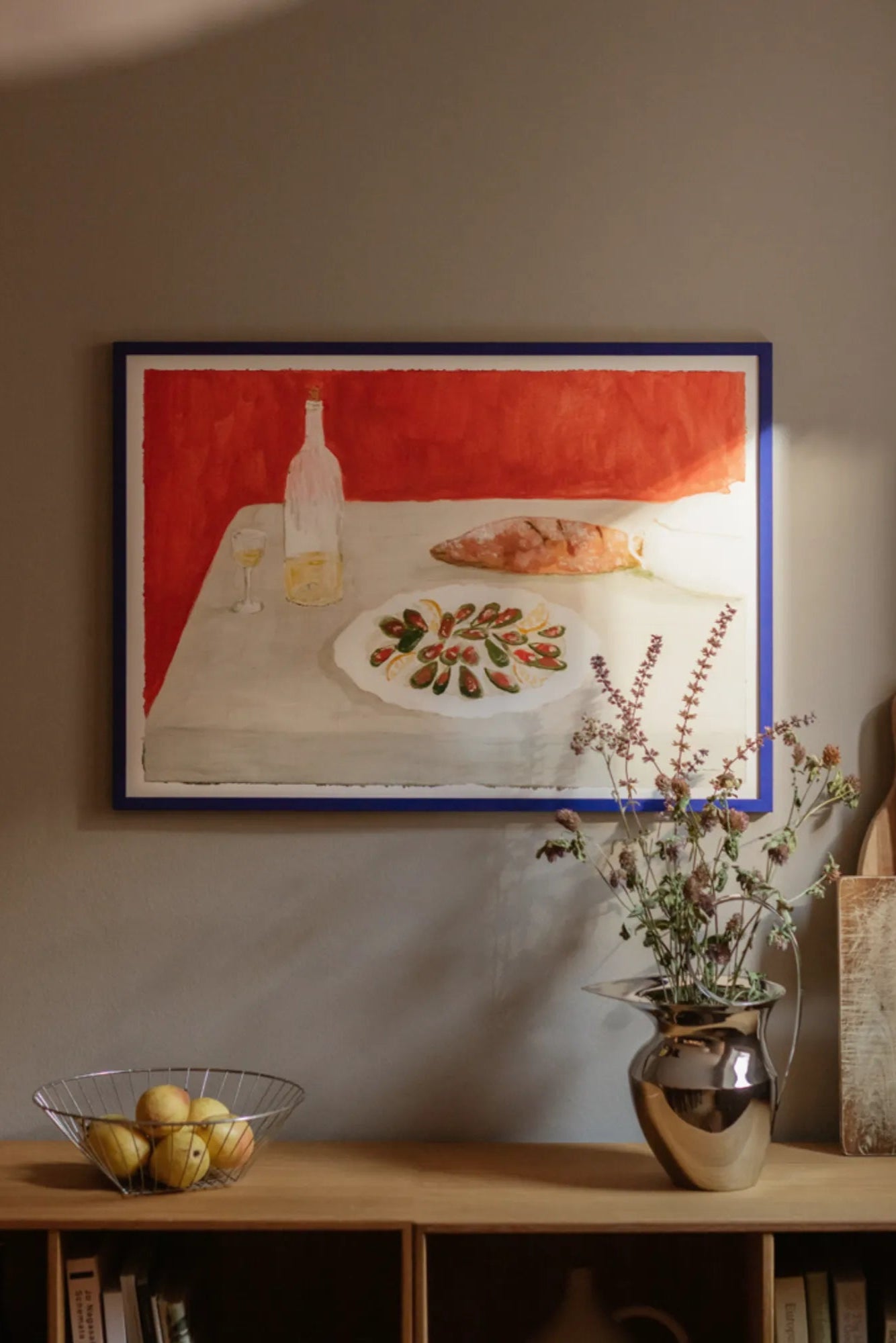 Bodegón con Mejillones: A close-up of a plate of steamed mussels with a side of crusty bread and a glass of white wine