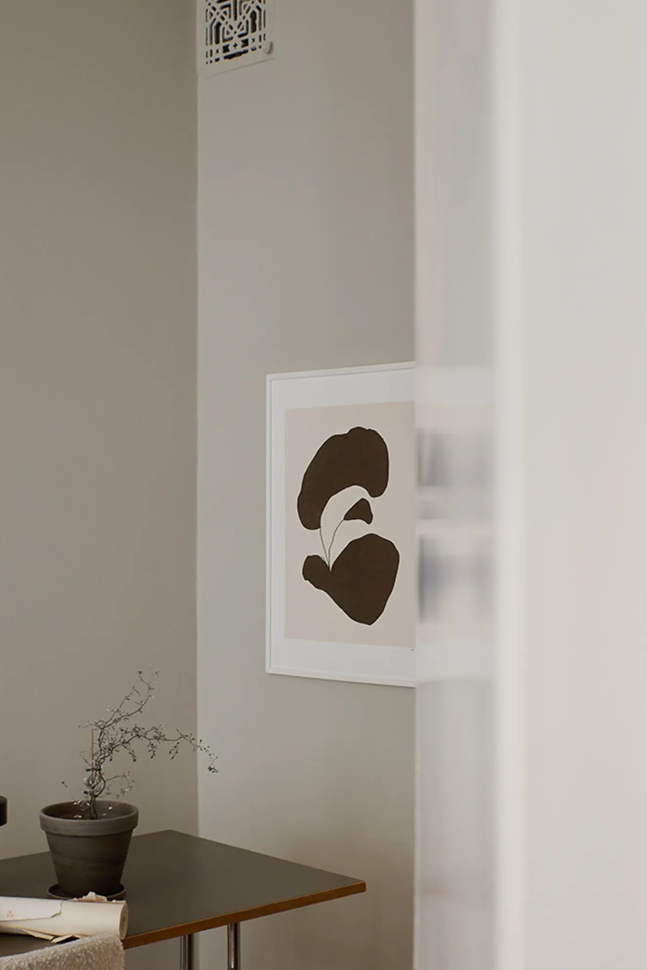 Botanik II: A white ceramic planter with geometric design, perfect for succulents and small plants