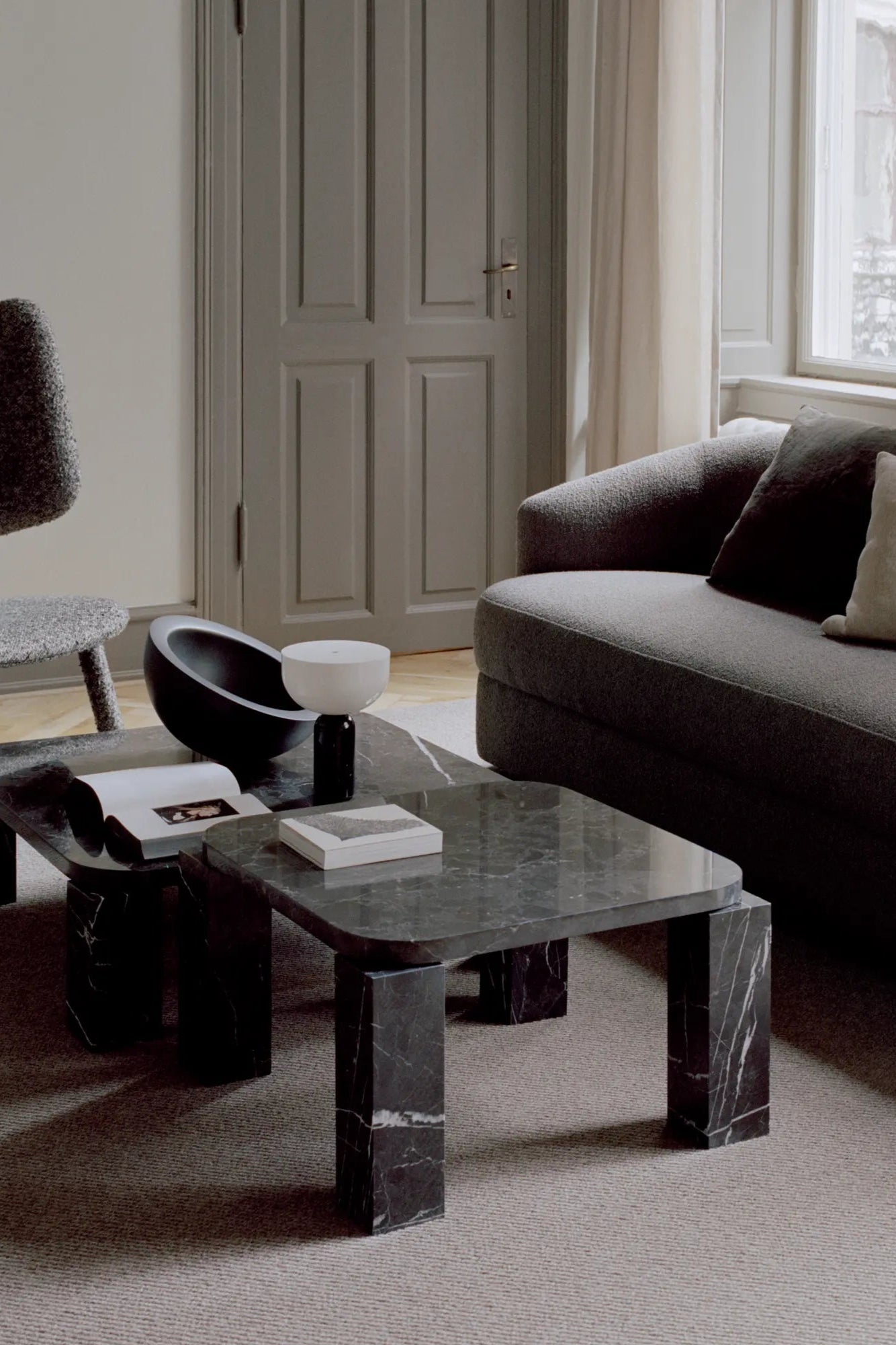 Sleek and modern Atlas Coffee Table 82x82 - Marble with marble top