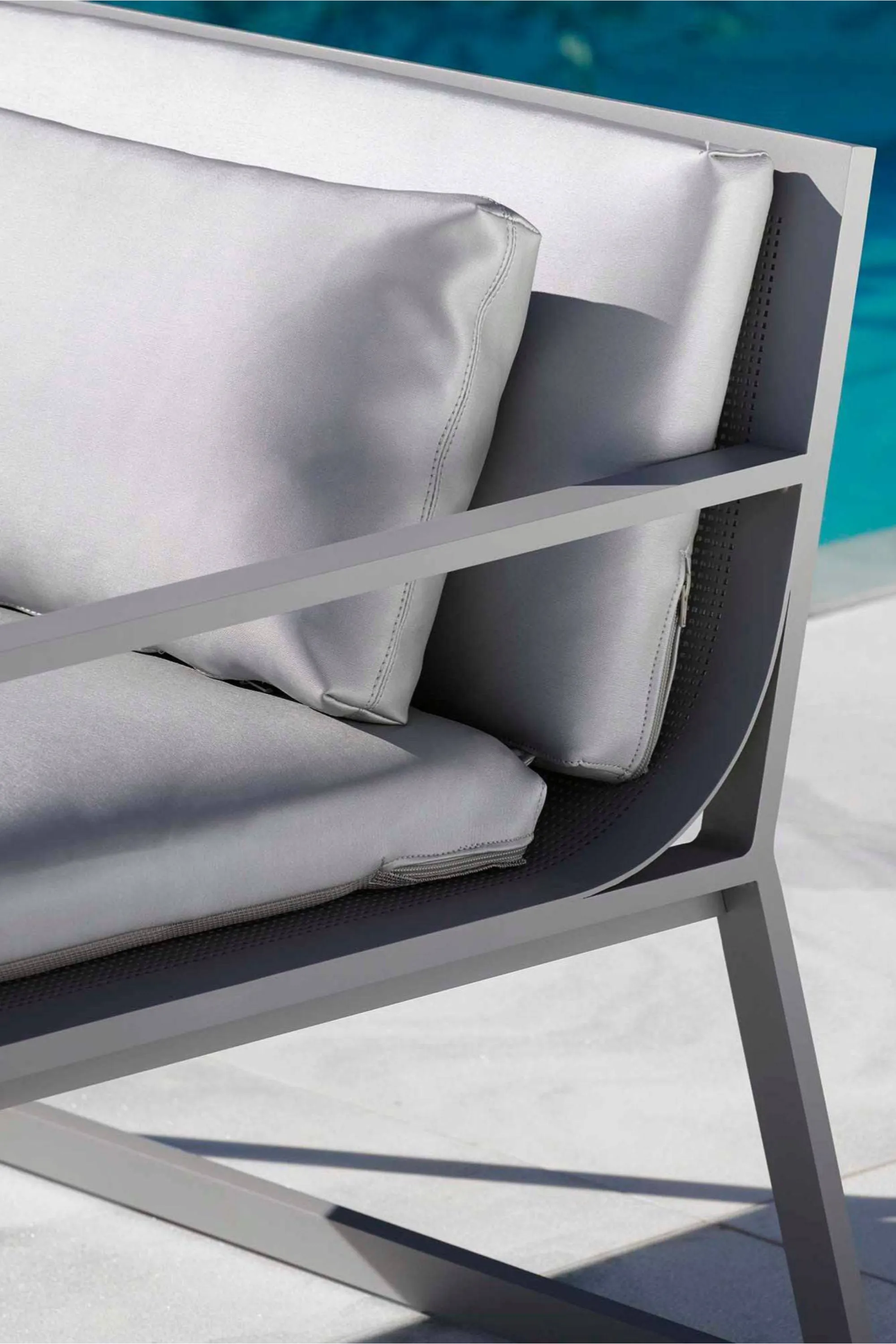 Blau Lounge Chair