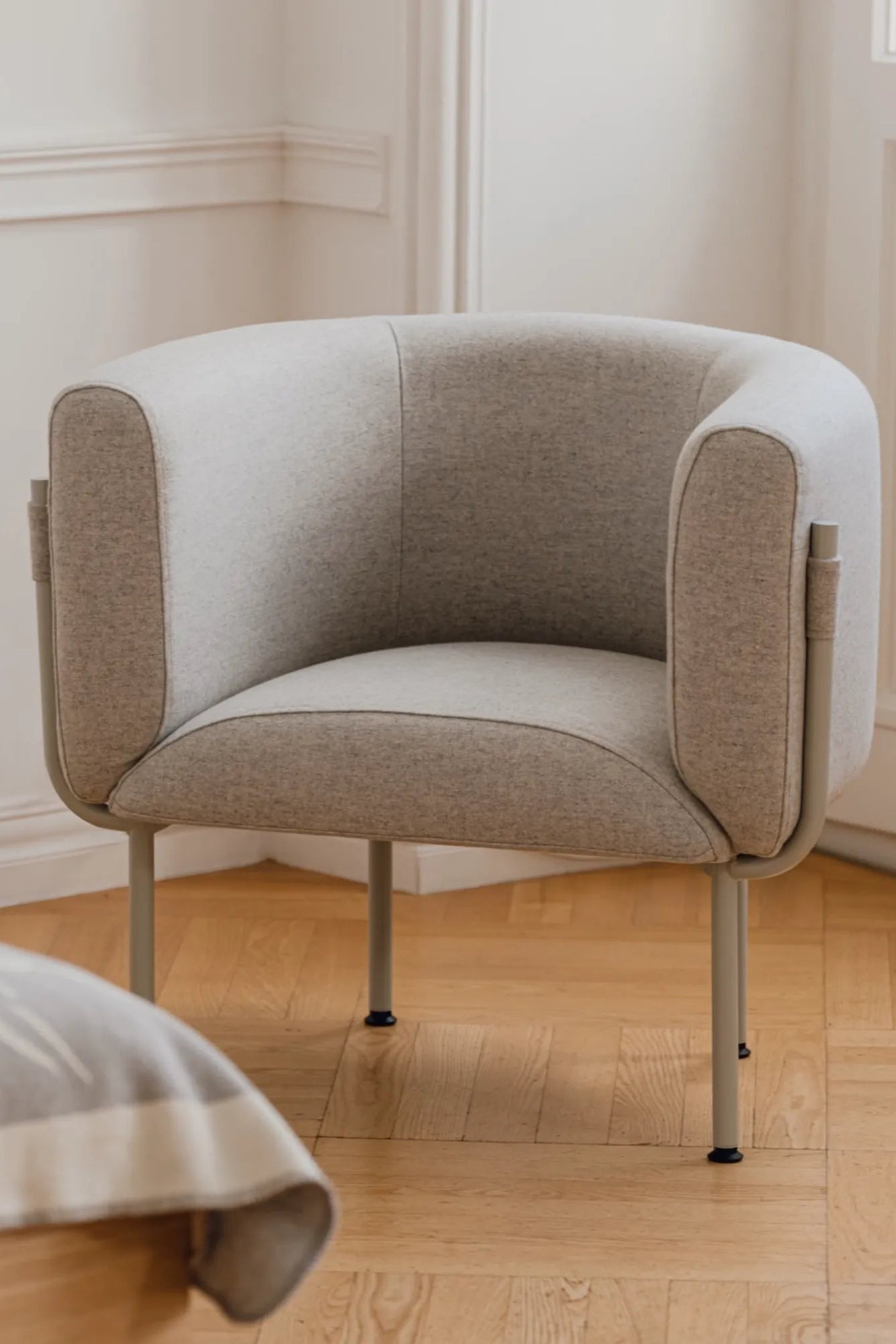 Modern Ubi Mini Armchair in blue velvet, with gold metal legs