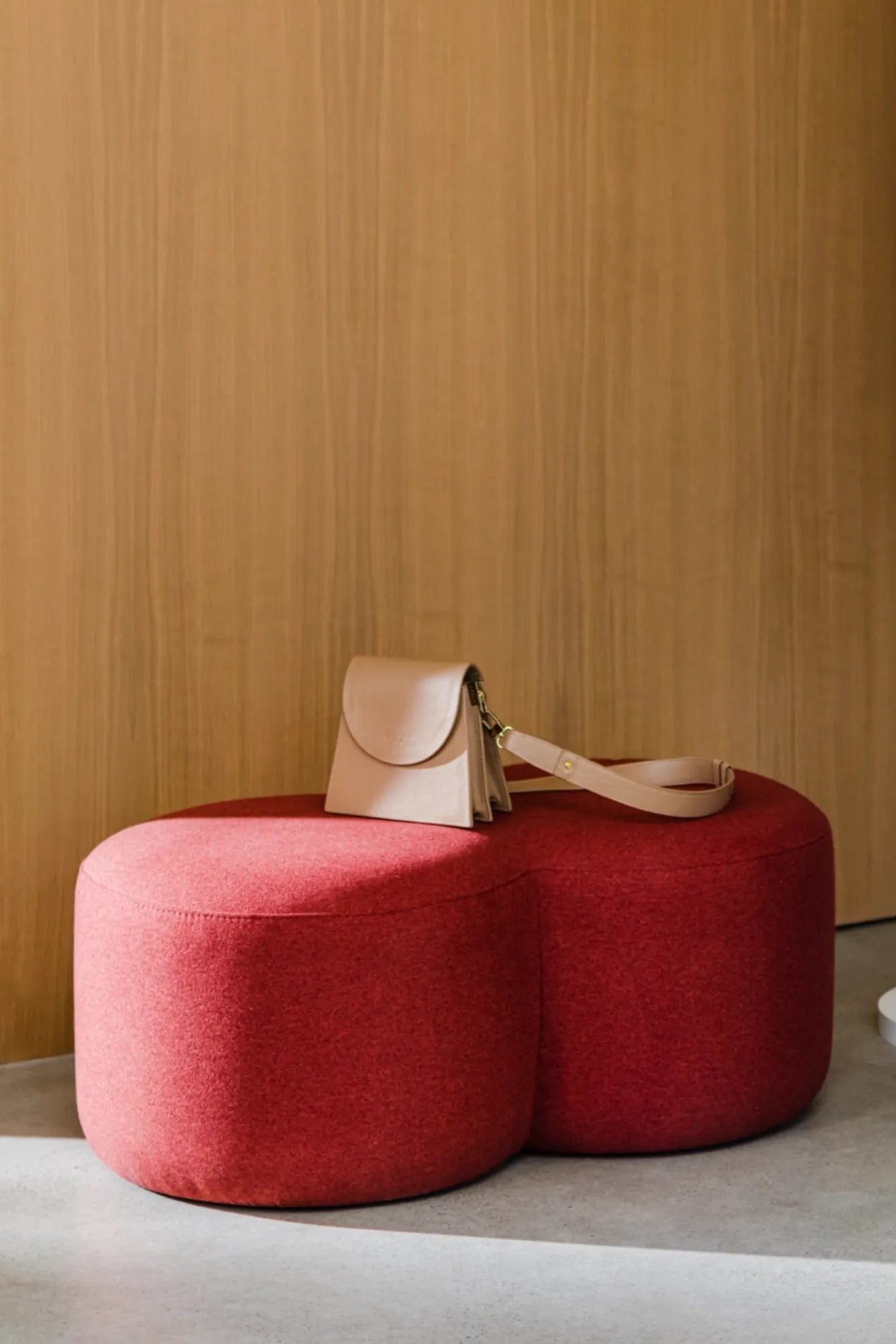 Umbo Pouf in green velvet fabric with wooden legs for mid-century style