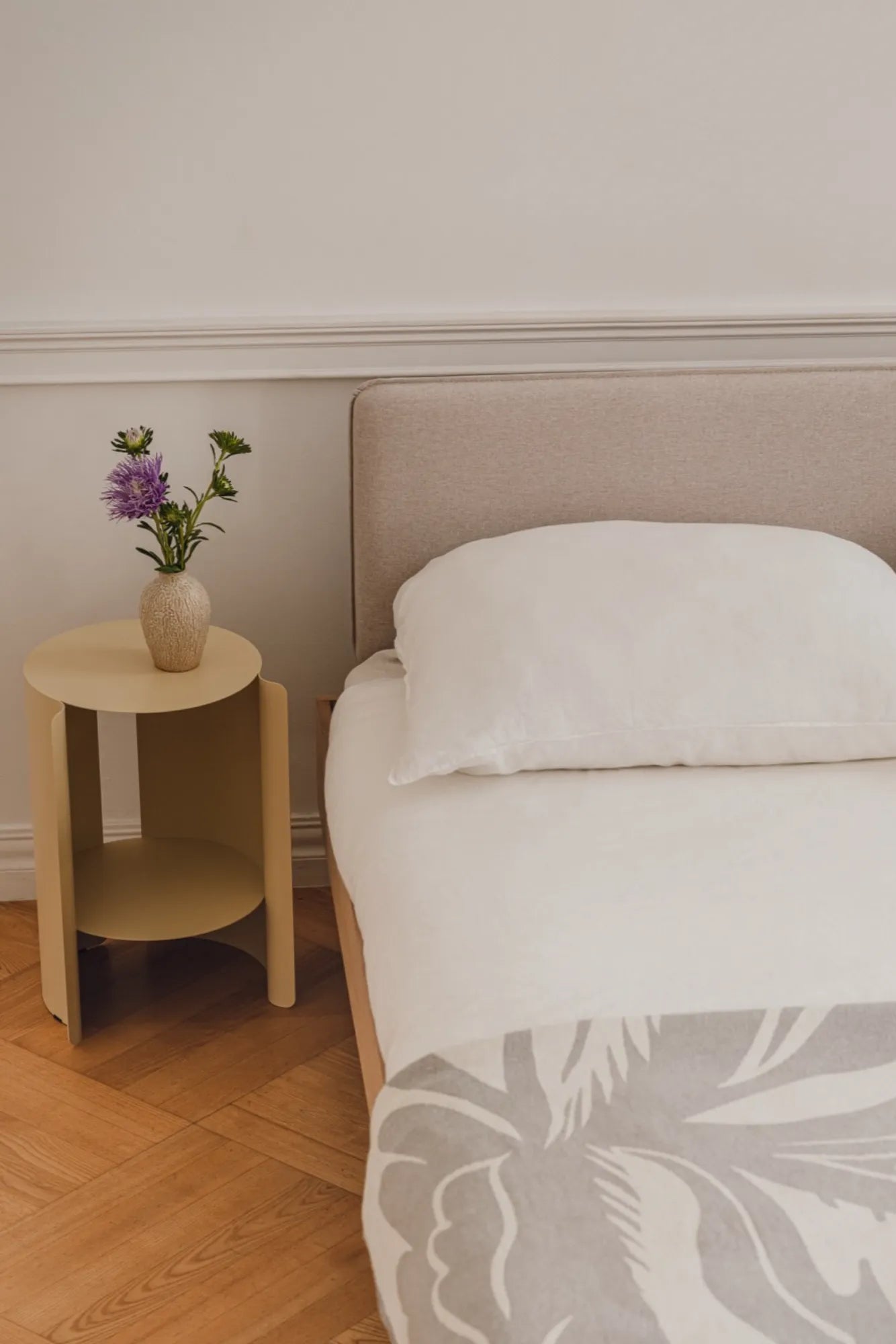 Beautifully crafted round table with sturdy and durable construction