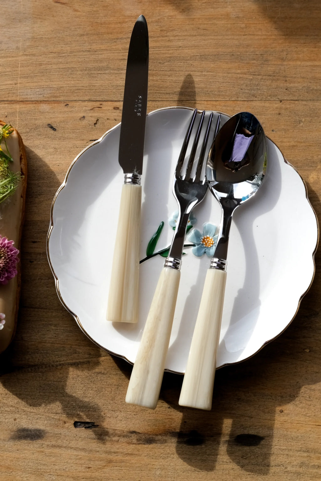 Sabre Paris Nature 5-Piece Cutlery Flatware Set, featuring polished stainless steel utensils with elegant cream-colored, subtly striped handles. This premium flatware set is perfect for enhancing daily meals and special occasions for those who appreciate stylish and durable dining essentials.