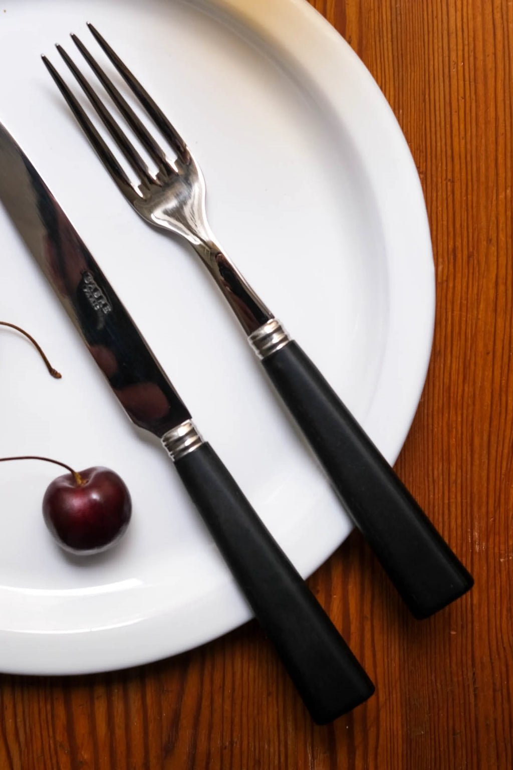 Sabre Paris Nature 5-Piece Cutlery Flatware Set, featuring sleek polished stainless steel and elegant matte black handles with silver bands. This stylish, durable flatware is perfect for modern dining, everyday meals, or special occasions for design-conscious individuals.