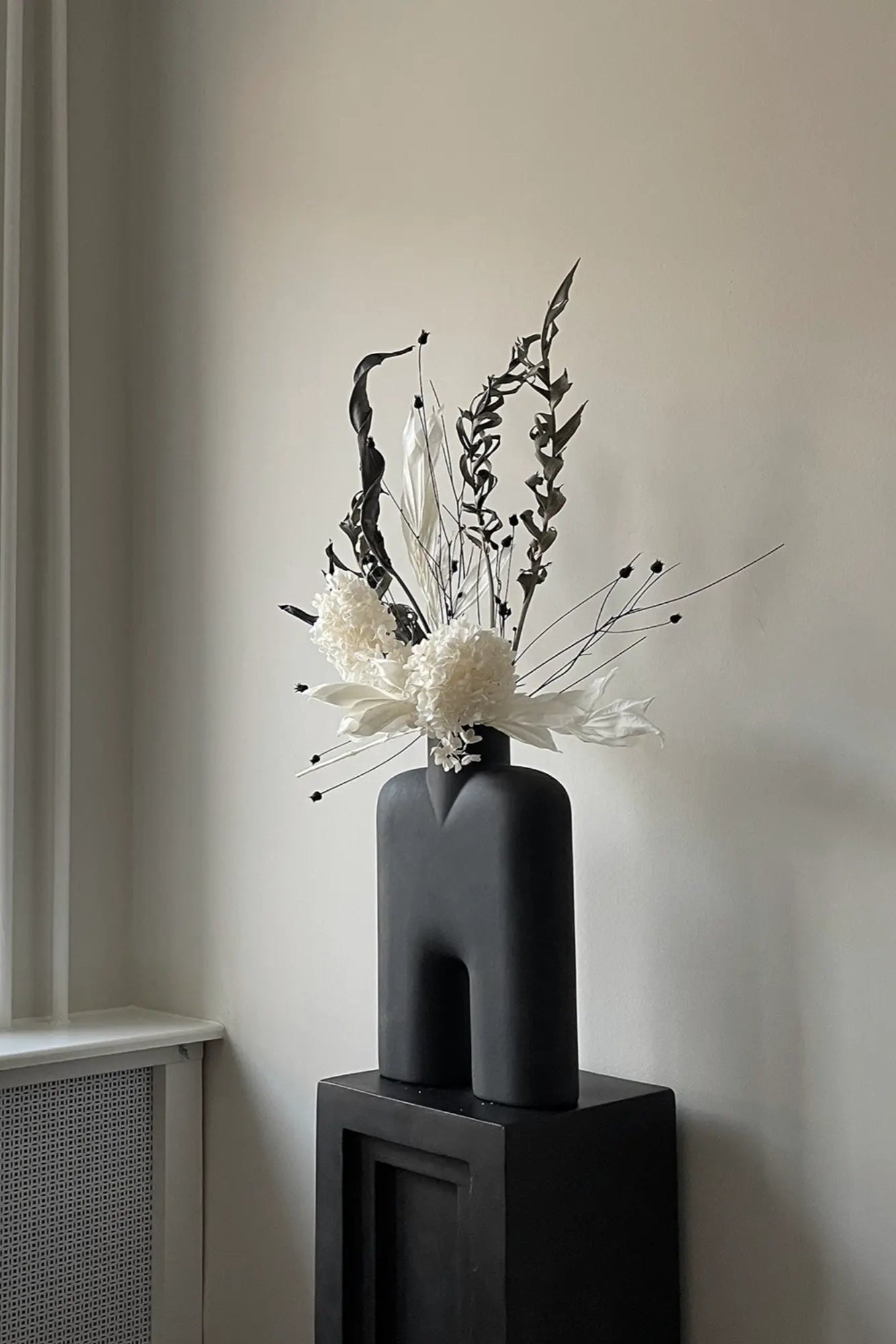Handcrafted ceramic Tall Cobra Vase - Medio with a sleek, elegant design