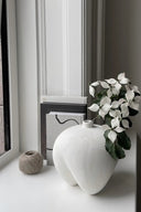  Sumo Vase - Mini displayed on a shelf, enhancing the decor with its modern design
