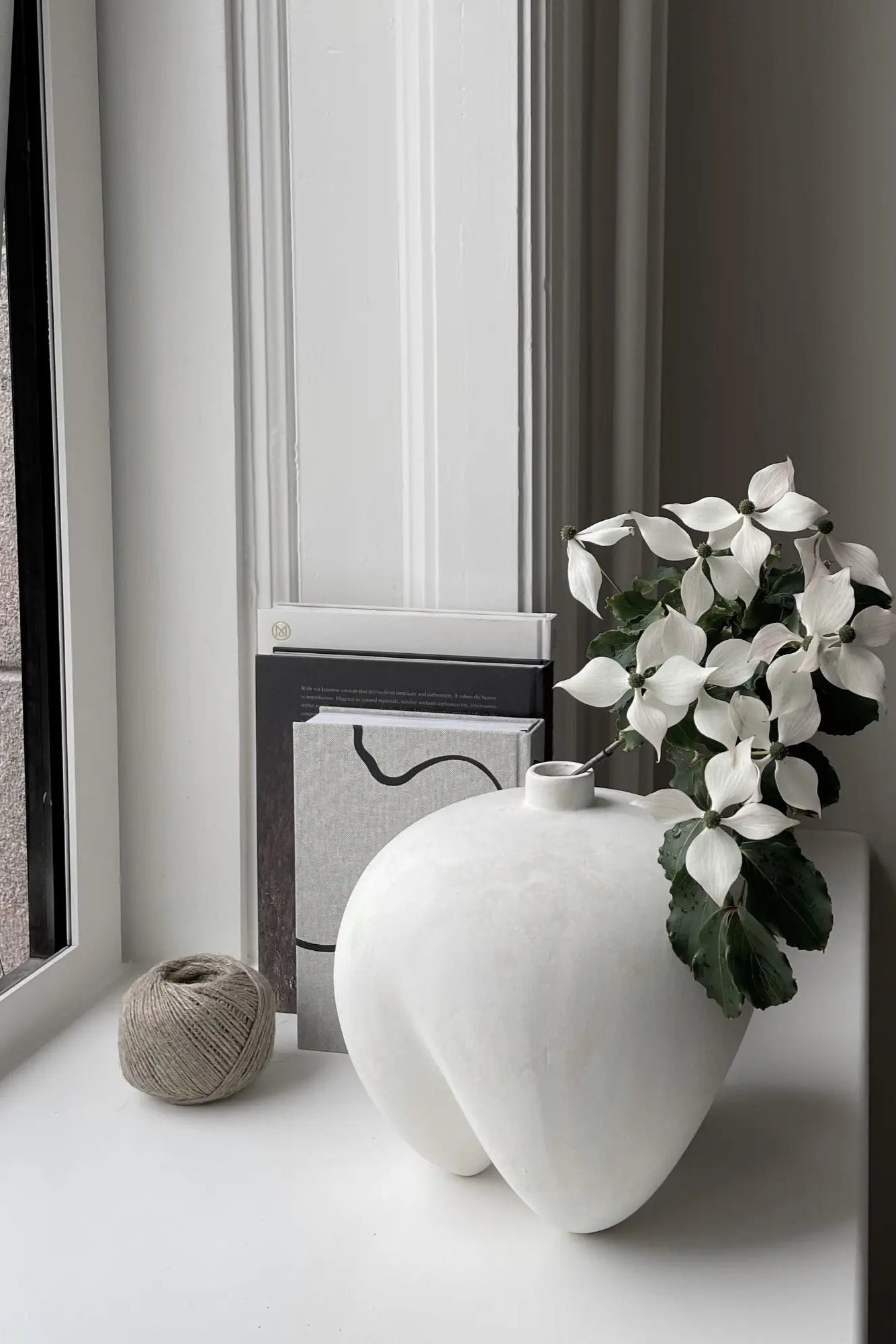  Sumo Vase - Mini displayed on a shelf, enhancing the decor with its modern design