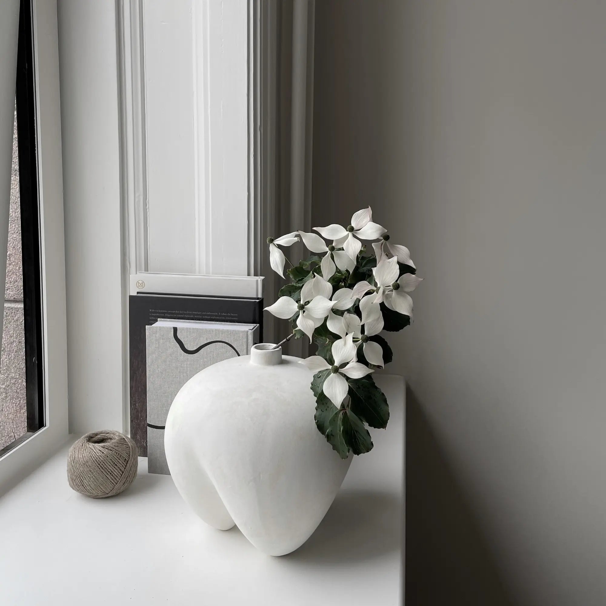  Sumo Vase - Mini displayed on a shelf, enhancing the decor with its modern design