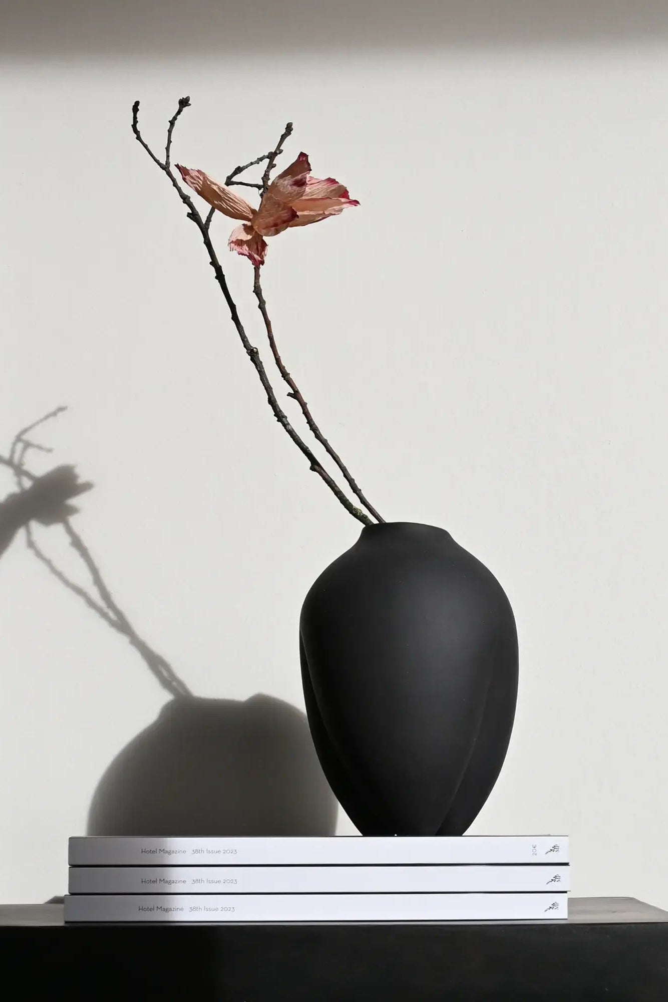 Tall and elegant Sumo Vase Slim, perfect for displaying flowers