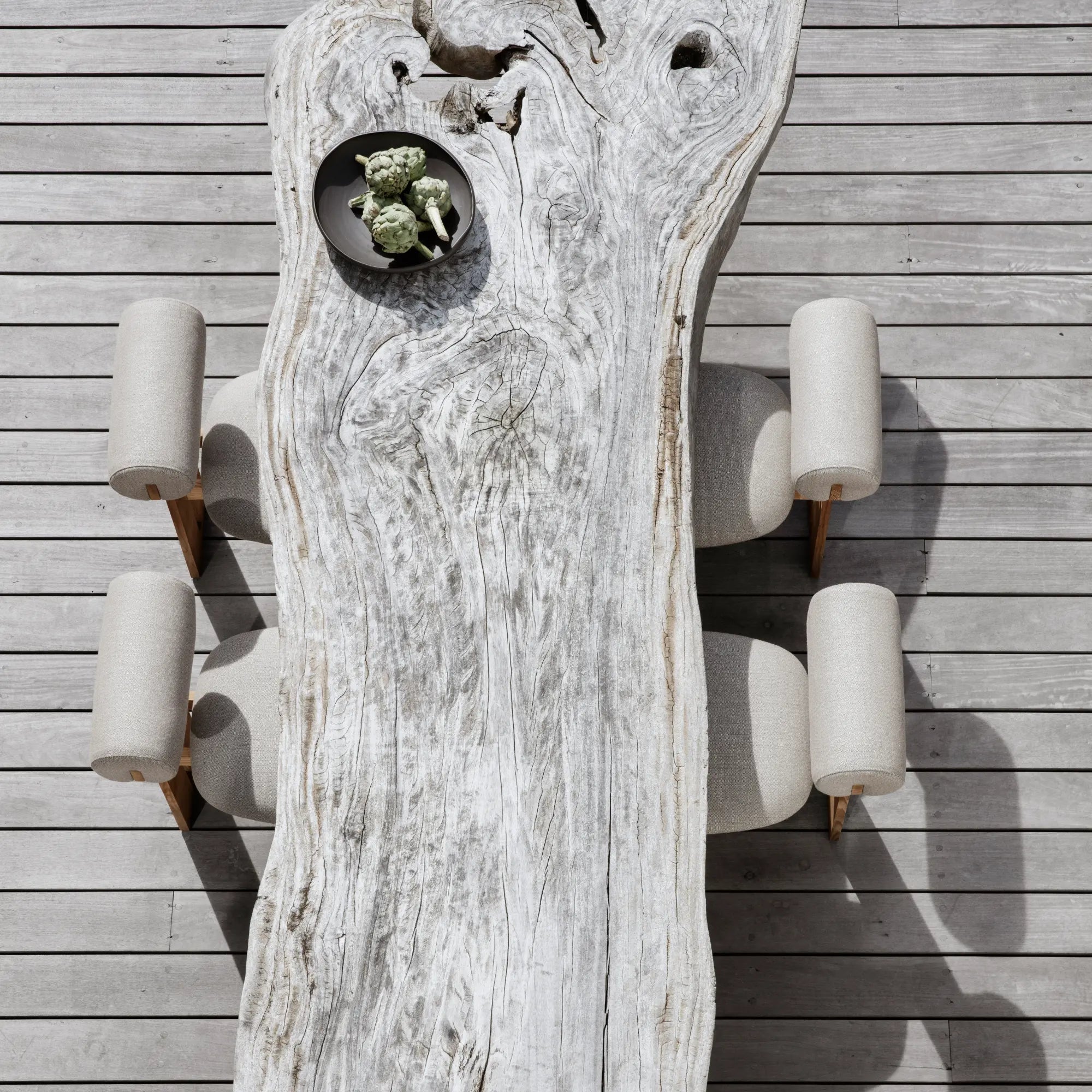  Hippo-shaped outdoor chair with wide seating area and supportive armrests