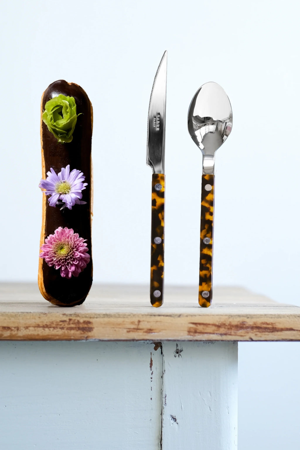 Sabre Paris Bistrot Tortoise 5-Piece Cutlery Flatware Set, featuring a polished stainless steel knife and spoon with elegant, mottled tortoise-patterned handles. This stylish and durable flatware is perfect for adding a touch of classic sophistication to everyday dining or special occasions for discerning hosts.