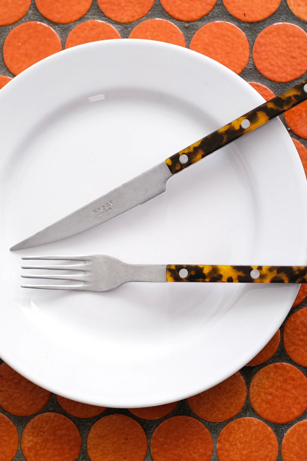 Sabre Paris Bistrot Vintage Tortoise 5-Piece Cutlery Flatware Set, featuring polished stainless steel with unique mottled amber and dark brown tortoise shell handles. This stylish utensil set is perfect for enhancing elegant dinner parties or everyday dining for discerning homeowners.