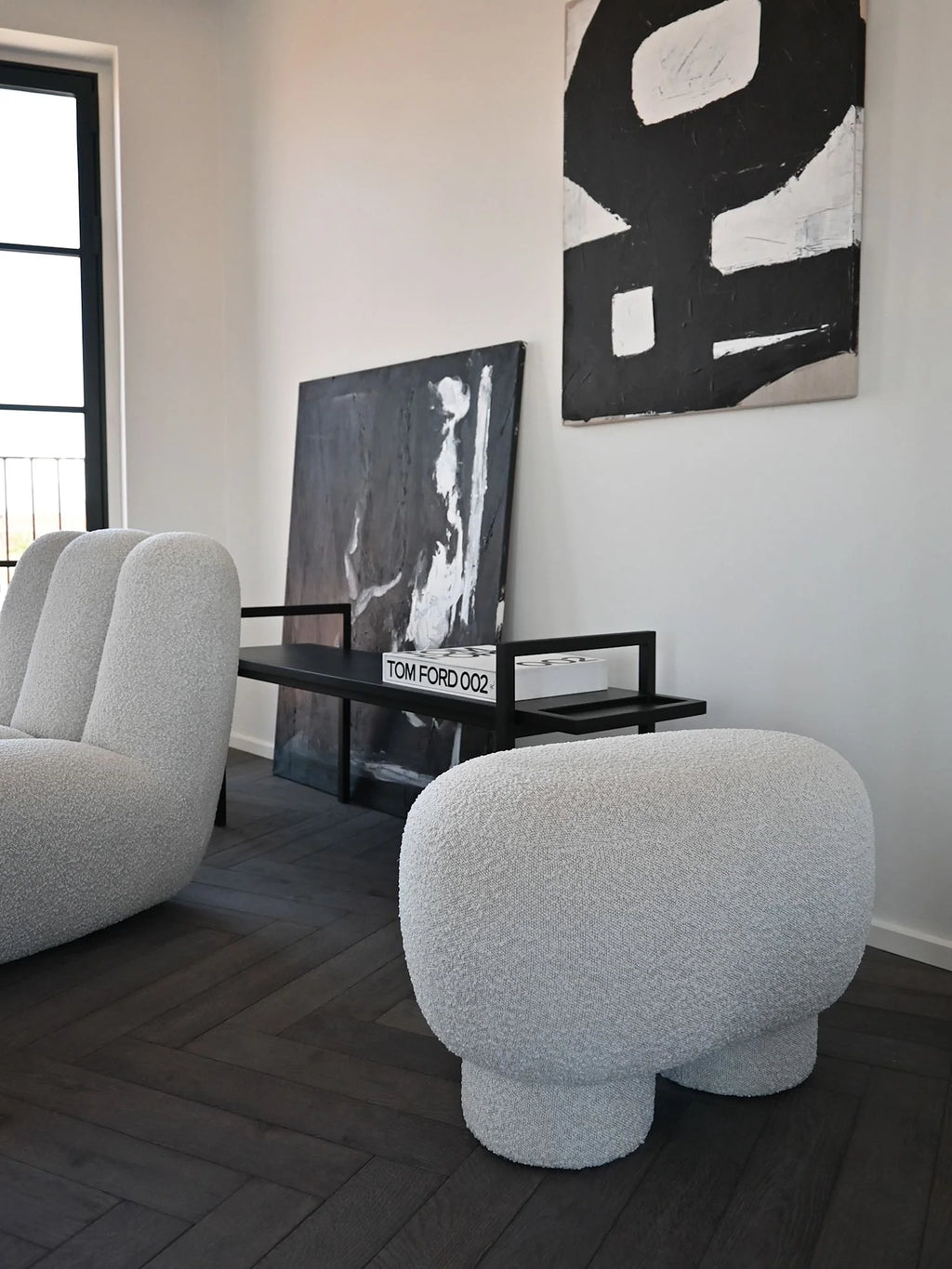 101 CPH Petit Big Foot Bench - Boucle. A light gray, soft boucle upholstered, mushroom-shaped minimalist bench with rounded legs, displayed in a modern living room setting. A premium, authentic design. Ideal for contemporary interiors.