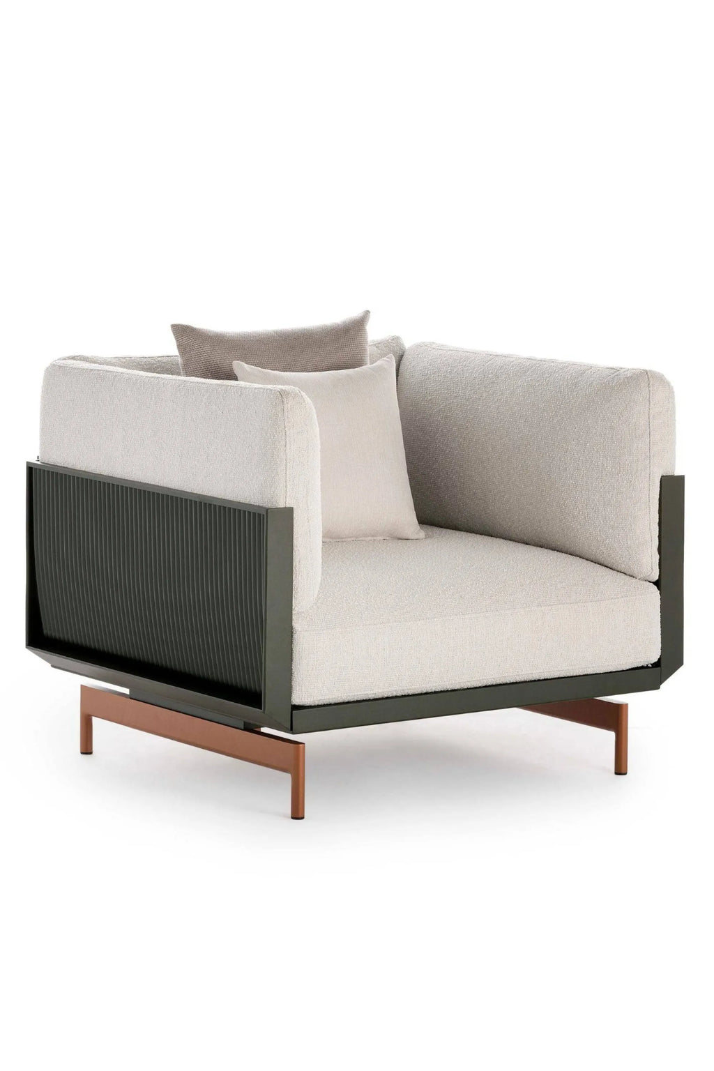 Gandia Blasco Onde Lounge Chair, a striking contemporary outdoor lounge chair featuring plush cushions upholstered in a light ecru textured outdoor bouclé fabric, set within a dark anthracite matte powder-coated aluminum frame.