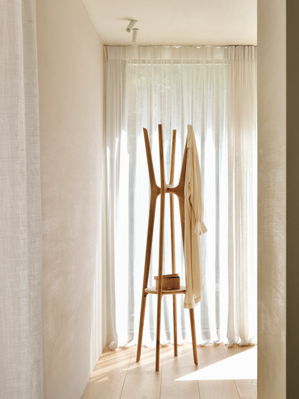 Ethnicraft PI Coat Stand, a modern minimalist coat rack crafted from solid natural oak wood with an organic, sculptural design featuring multiple branching hooks and a small round shelf. This contemporary oak coat stand is perfect for stylish entryway storage or as a decorative hall tree in Scandinavian or Japandi interiors.