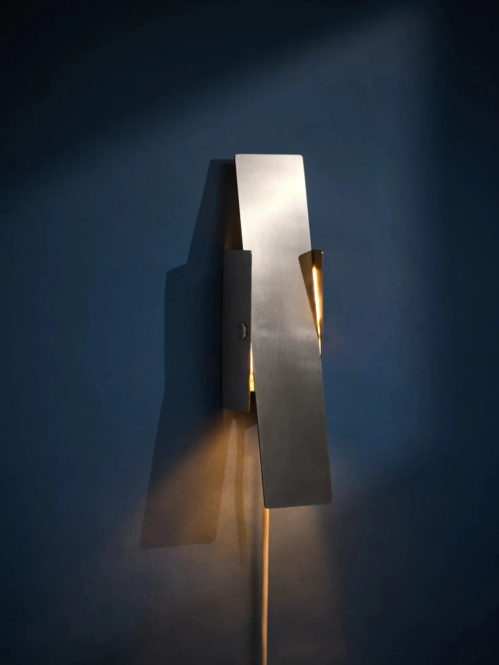Pivoting Wall Lamp