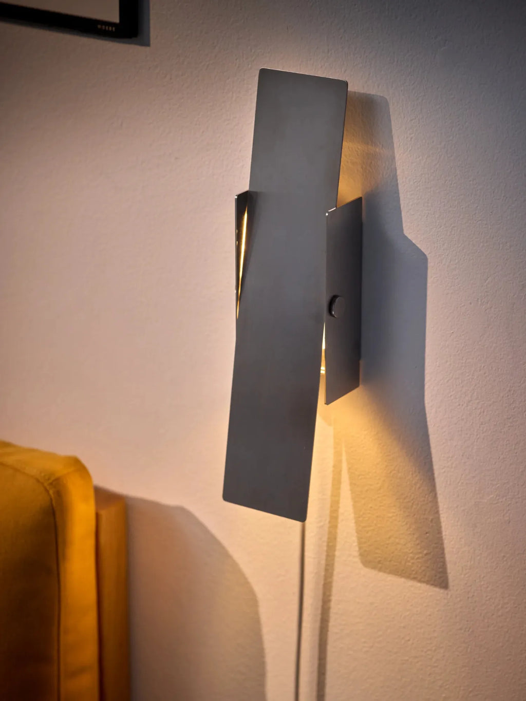 Pivoting Wall Lamp