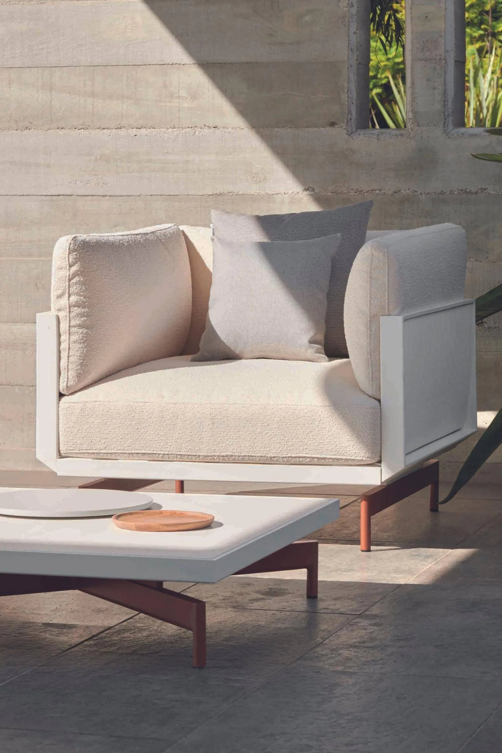Gandia Blasco Onde Square Coffee Table, a modern outdoor coffee table featuring a crisp white powder-coated aluminum square top with sleek, clean lines and distinct terracotta-colored angled aluminum legs. This minimalist geometric design is ideal for contemporary patio furniture arrangements, sophisticated outdoor living rooms, or poolside entertaining spaces.