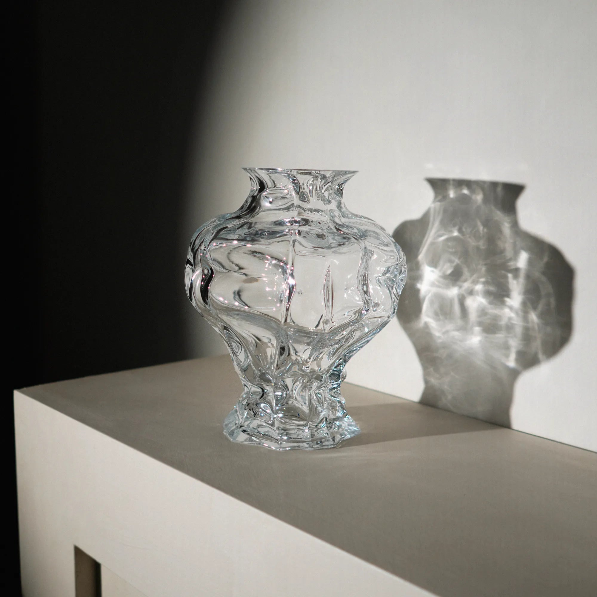 Handcrafted glass Ammonit Vase with intricate design and a glossy finish