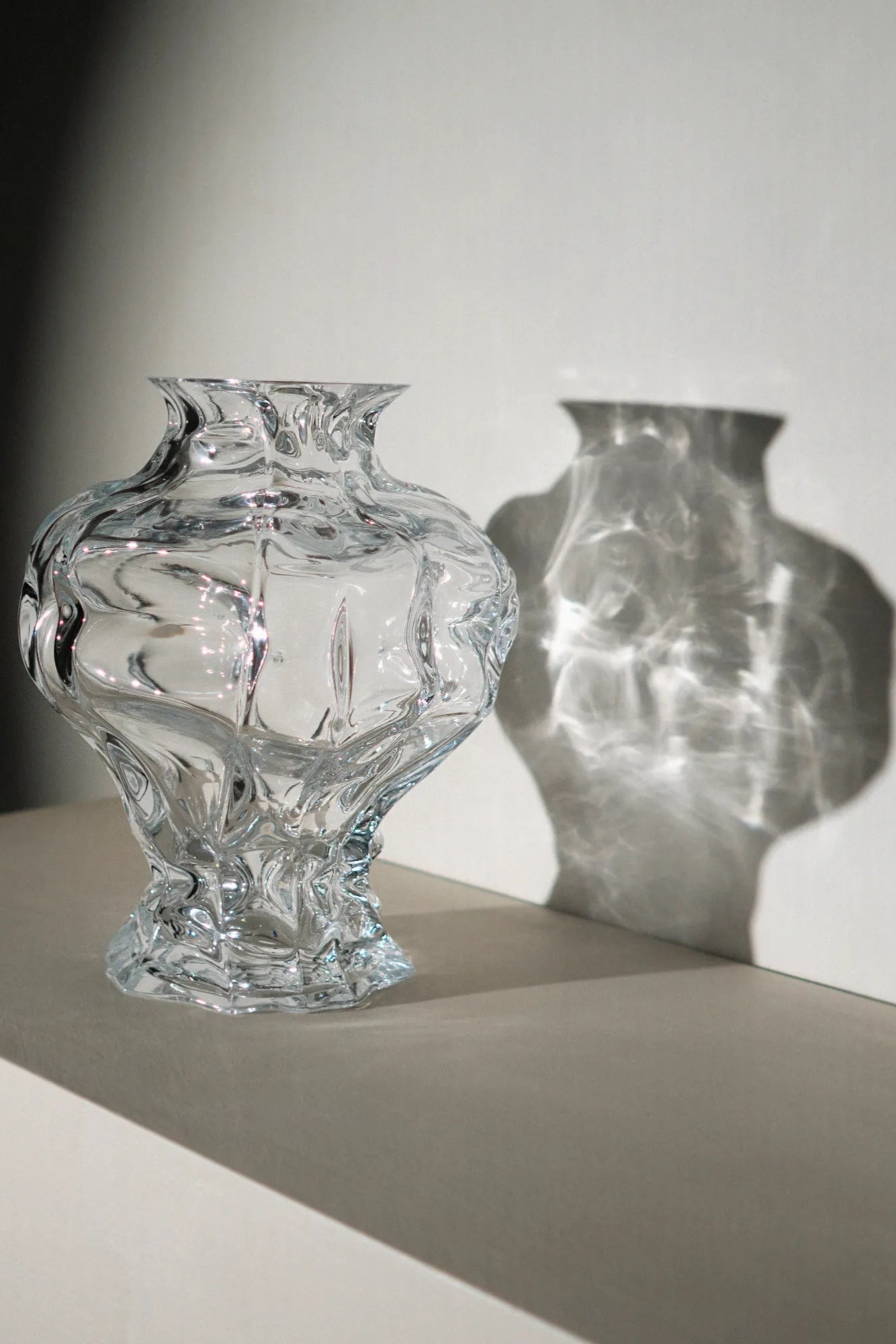 Handcrafted glass Ammonit Vase with intricate design and a glossy finish