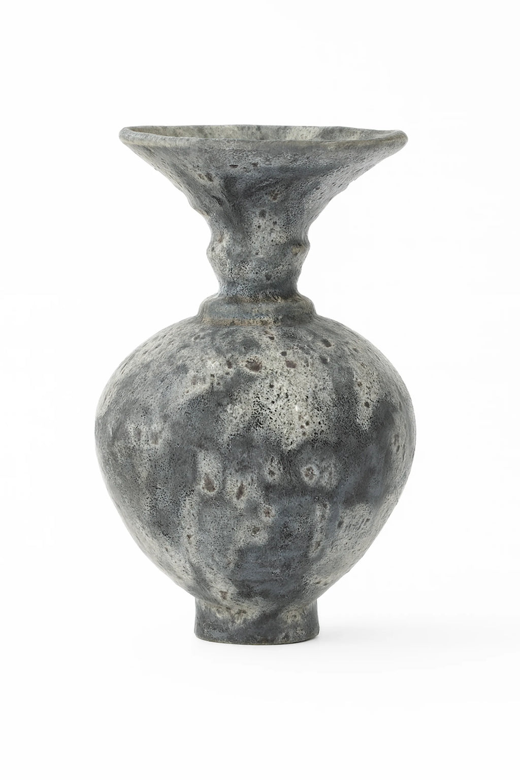 Canoa Lab Ánfora Gecko Vase, a striking and modern dark gray ceramic vase with a heavily textured, speckled finish resembling gecko skin, featuring a bulbous body and a flared, organic-shaped neck, displayed on a clean white background.