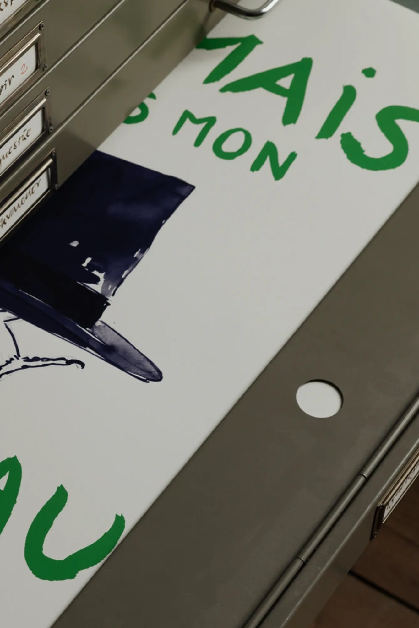 Alt text: L’Oiseau au Chapeau Bleu: A beautiful blue bird perched on a stylish hat