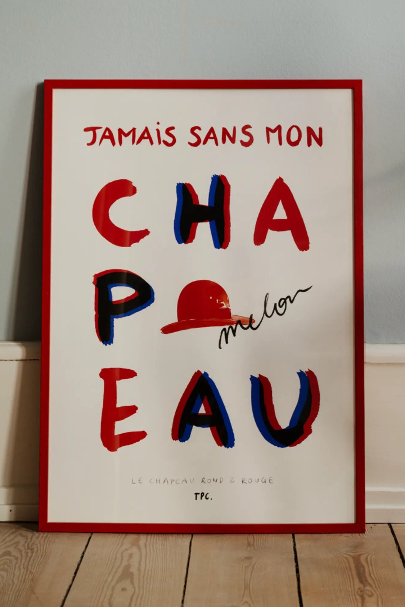 A close-up image of the Le Chapeau Rond et Rouge product, showcasing its vibrant red color, rounded shape, and stylish design, perfect for adding a pop of color to any outfit
