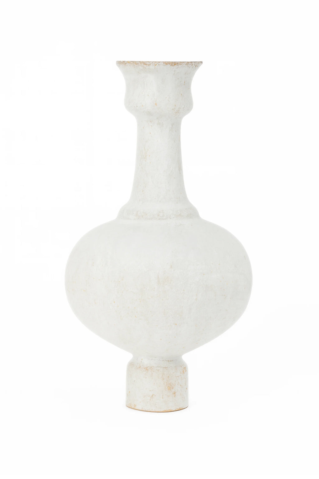 Canoa Lab Arq 005 Blanco Hueso Vase, a handcrafted ceramic vase with a matte, textured bone white finish and subtle warm speckles, featuring a distinctive organic silhouette with a narrow fluted neck, a wide bulbous body, and a sturdy cylindrical base. This artisanal stoneware vase brings a wabi-sabi aesthetic to minimalist shelf styling or acts as a unique centerpiece for organic modern living rooms.