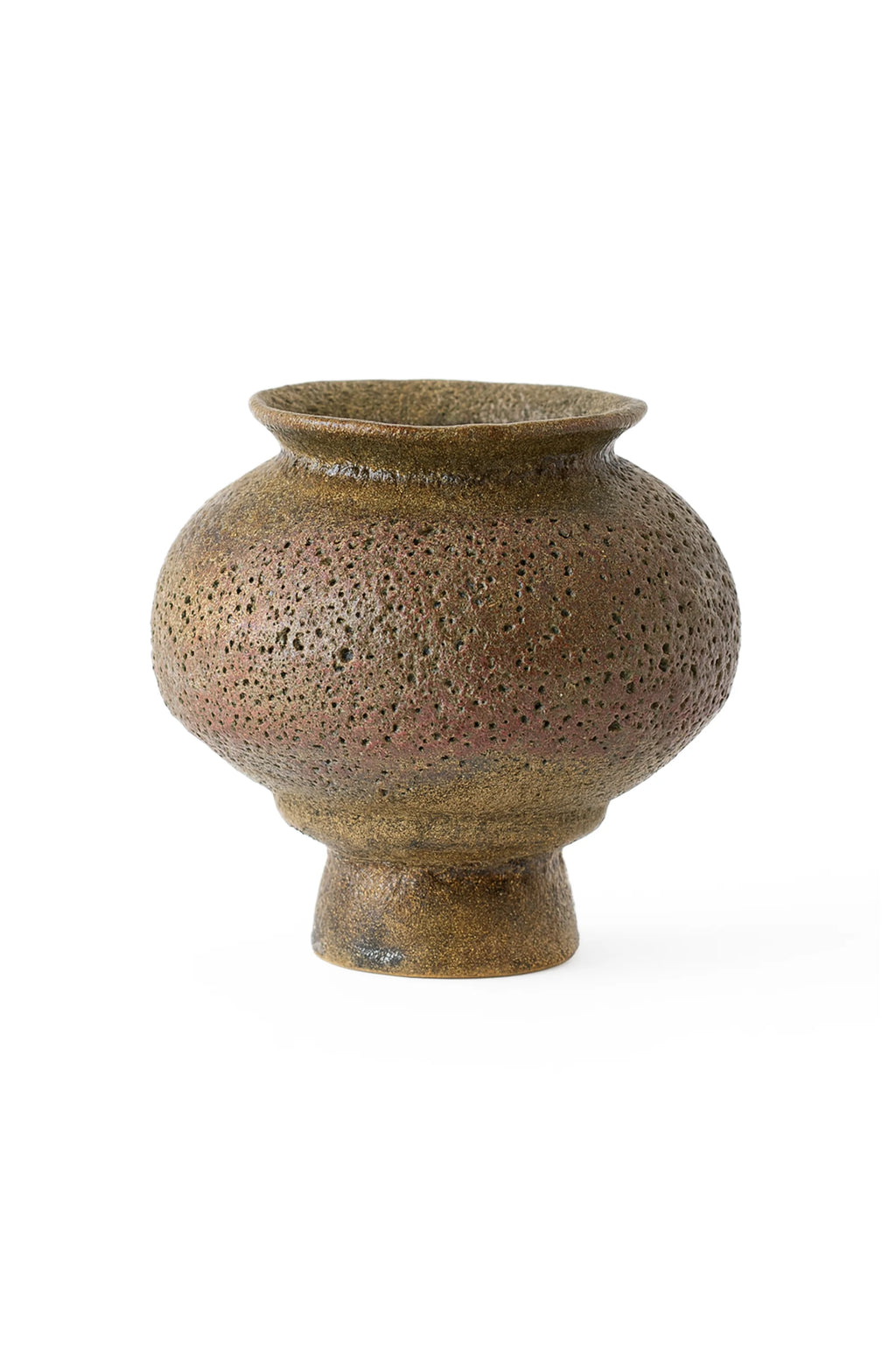 Canoa Lab Arq 007 Musgo Vase, a rustic, squat, round ceramic vase in a dark moss green and brown hue, featuring a heavily textured, porous surface and a wide, flared rim, displayed on a white background.