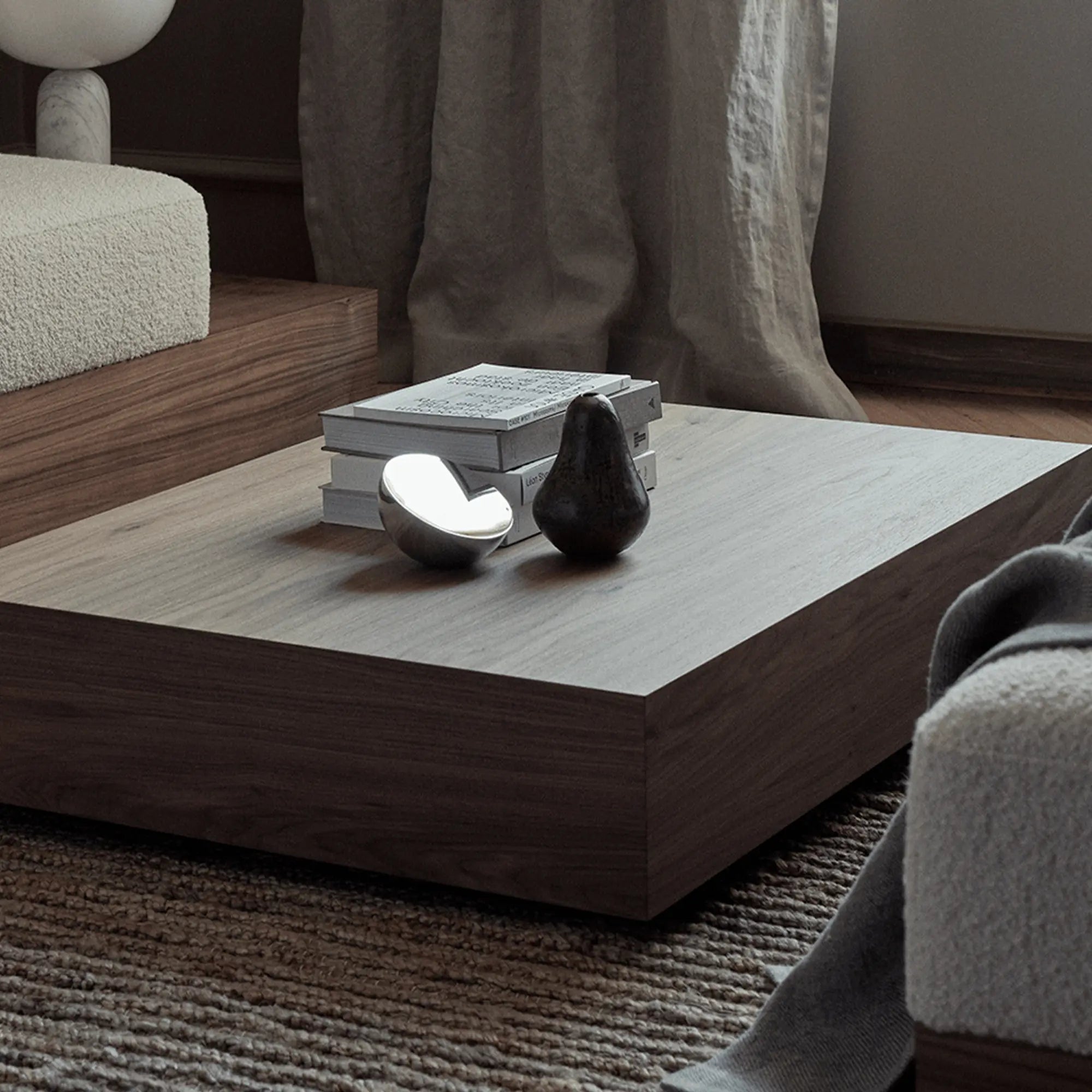 Modern and Stylish Table Mirror with Natural Daylight LED Bulbs