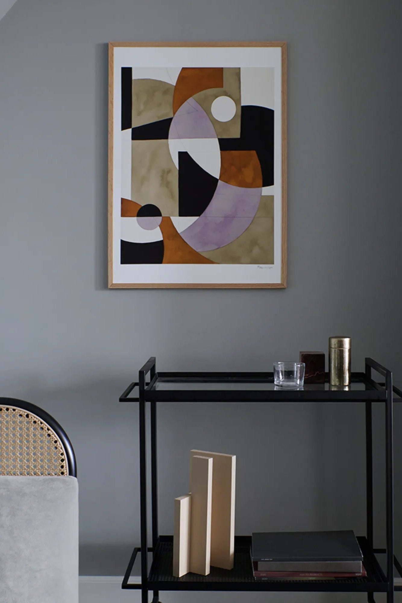 Composition 02 - High-quality craftsmanship and attention to detail in the desk's design