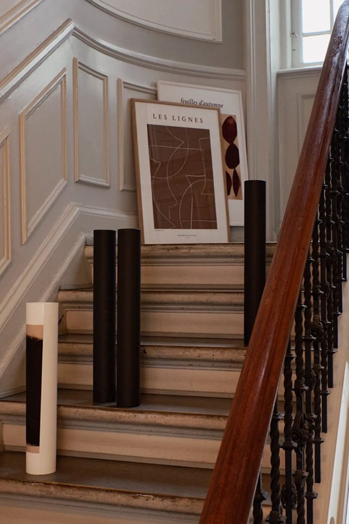 Side view of Les Lignes handbag showcasing its structured silhouette