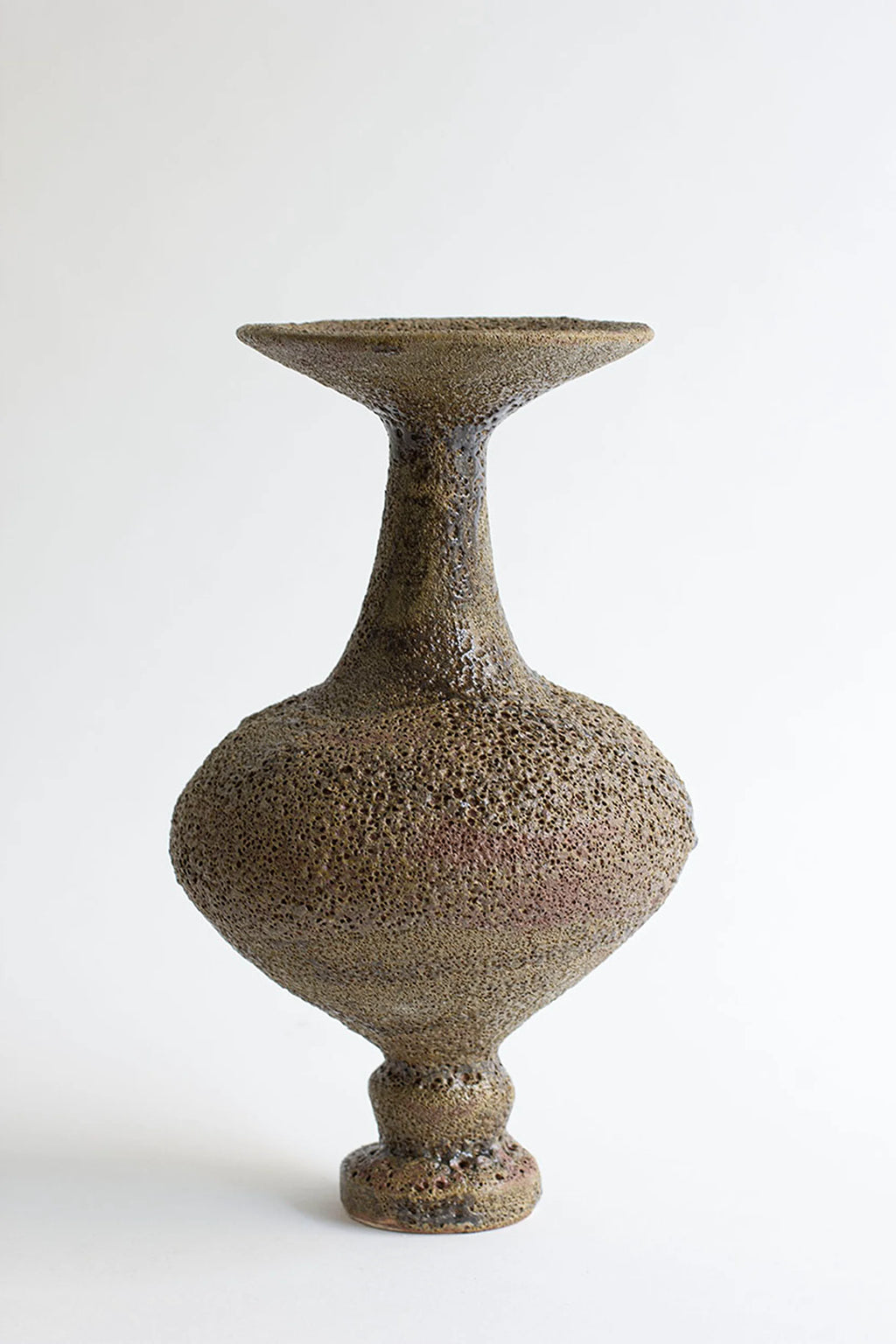 Canoa Lab Arq 002 Musgo Vase, a handcrafted stoneware vase with a unique moss green and earthy brown volcanic texture and a distinctive porous finish.