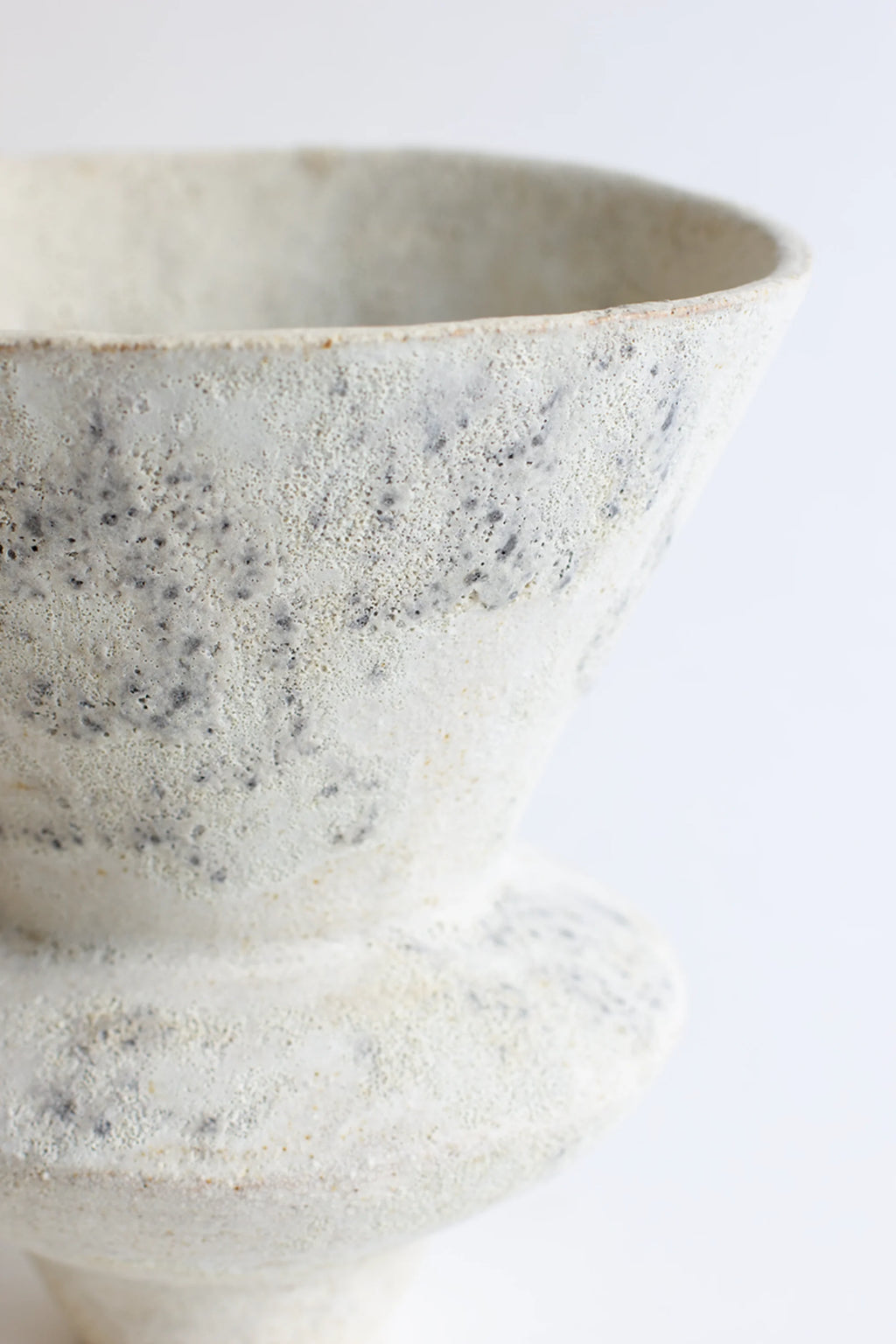Canoa Lab Arq 010 Cárabo Vase, showcasing its unique, textured off-white exterior with subtle gray speckles, and a gracefully flared silhouette, presented against a clean white backdrop.