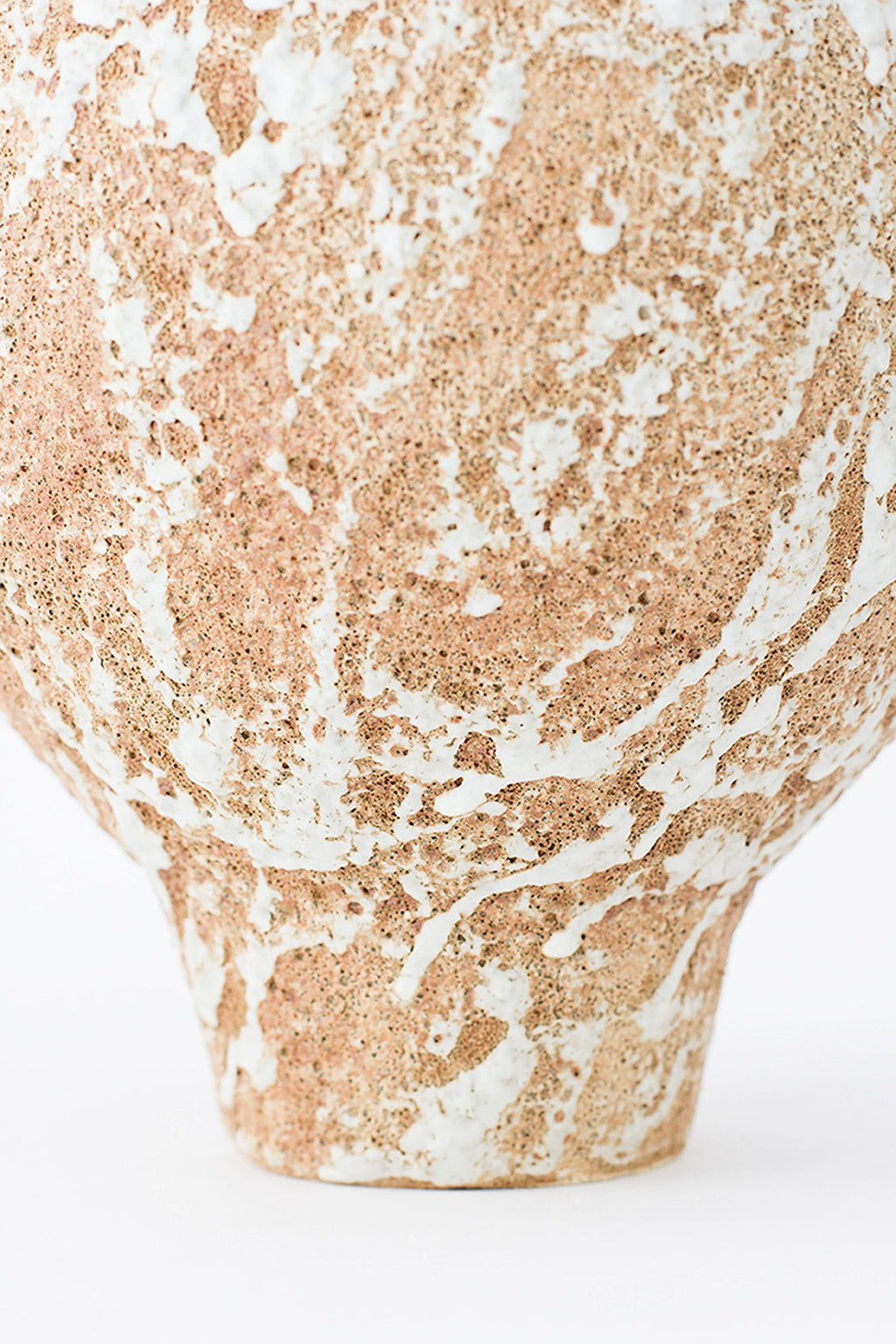 Canoa Lab Isolated n.25 Vase, a close-up of the lower body, highlighting the intricate, organic white glaze patterns over the textured, earthy brown ceramic material.