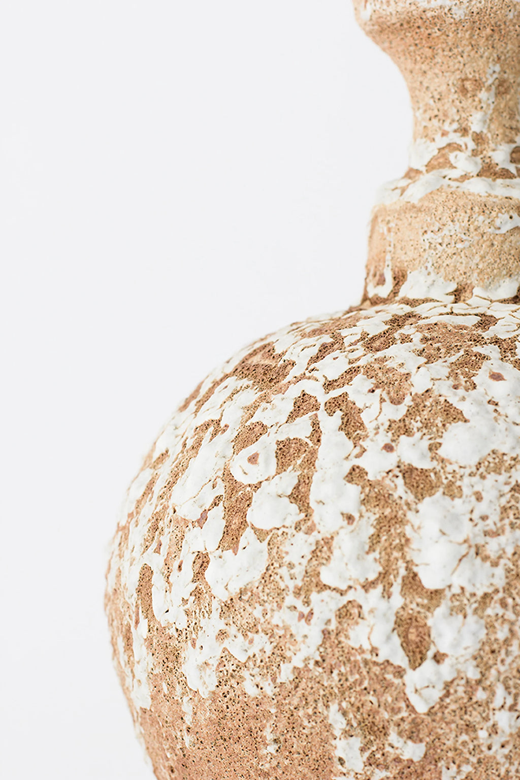 Canoa Lab Isolated n.25 Vase, a detailed side view of the textured brown and white patterned ceramic body, emphasizing the artisanal and unique surface design.