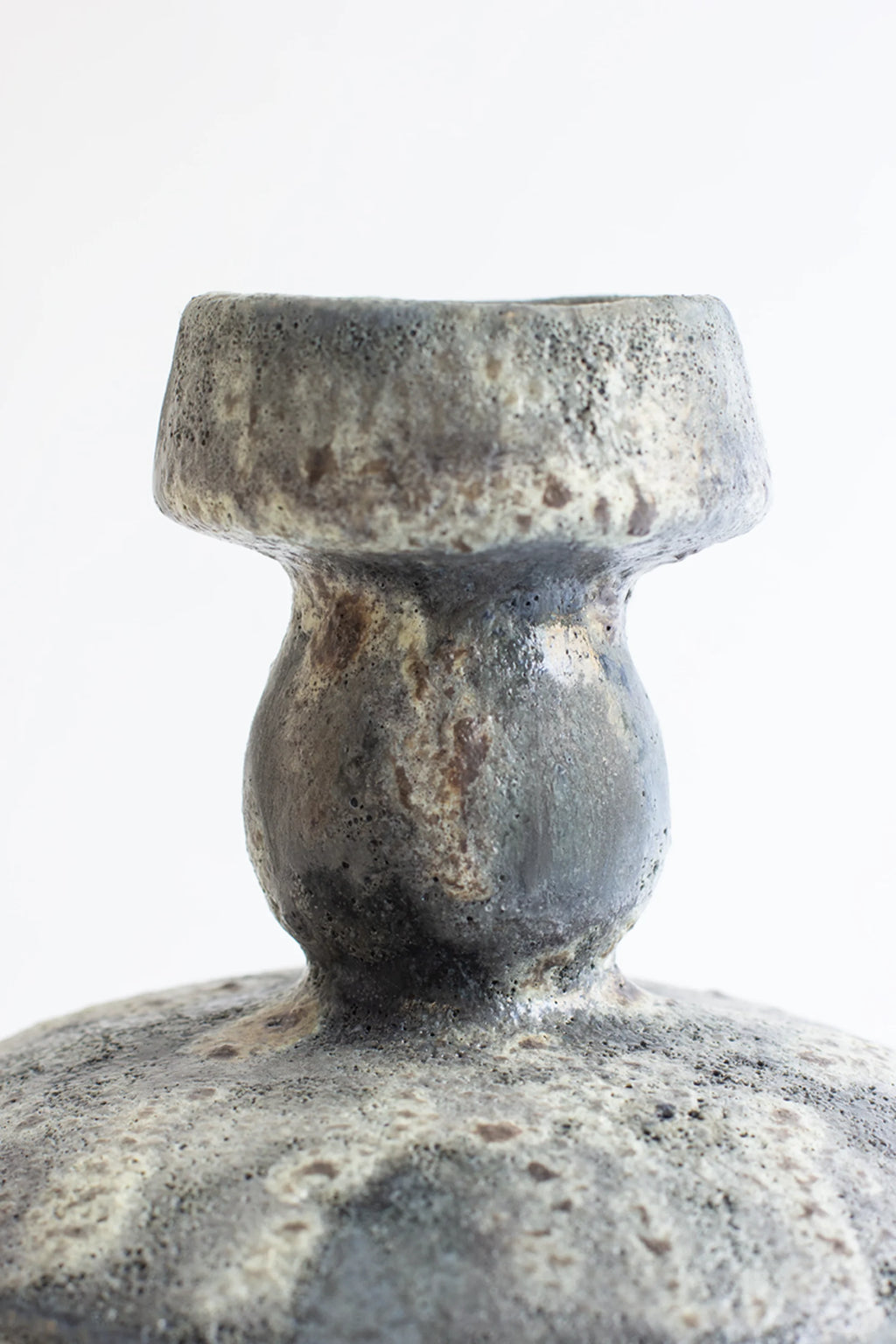 Canoa Lab Lydion Gecko Vase, highlighting the detailed craftsmanship of its textured, mottled gray and white ceramic, with a distinctive wide-rimmed opening and sculptural neck, on a white background.