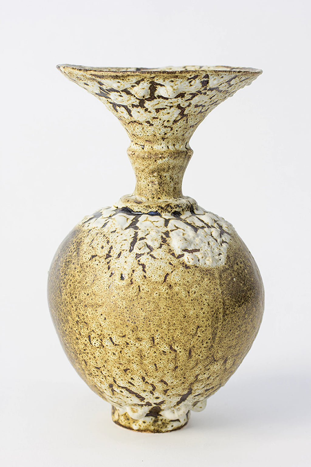 Canoa Lab Ánfora Limonita Vase, a stunning handcrafted ceramic vase with a warm, earthy limonita yellow and white crackled glaze, featuring a flared rim and bulbous body, on a white background.
