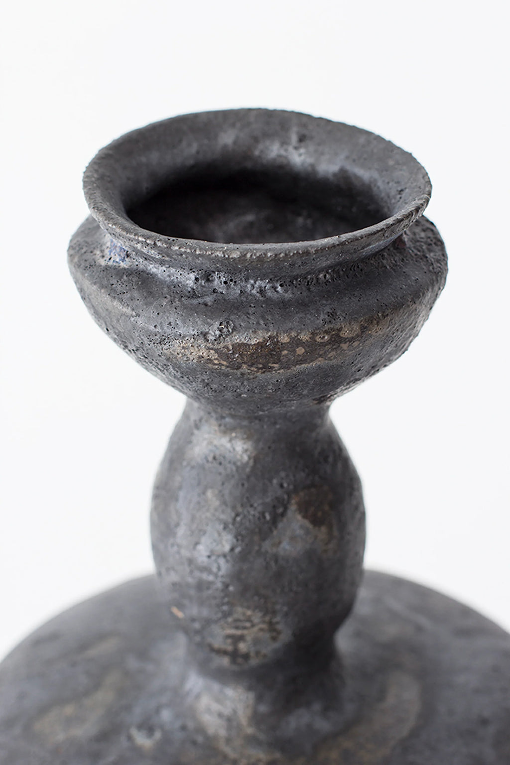 Canoa Lab Lutróforo Vase, a premium dark gray ceramic vase with a textured, rustic finish and a wide, fluted opening, displayed on a clean white background.